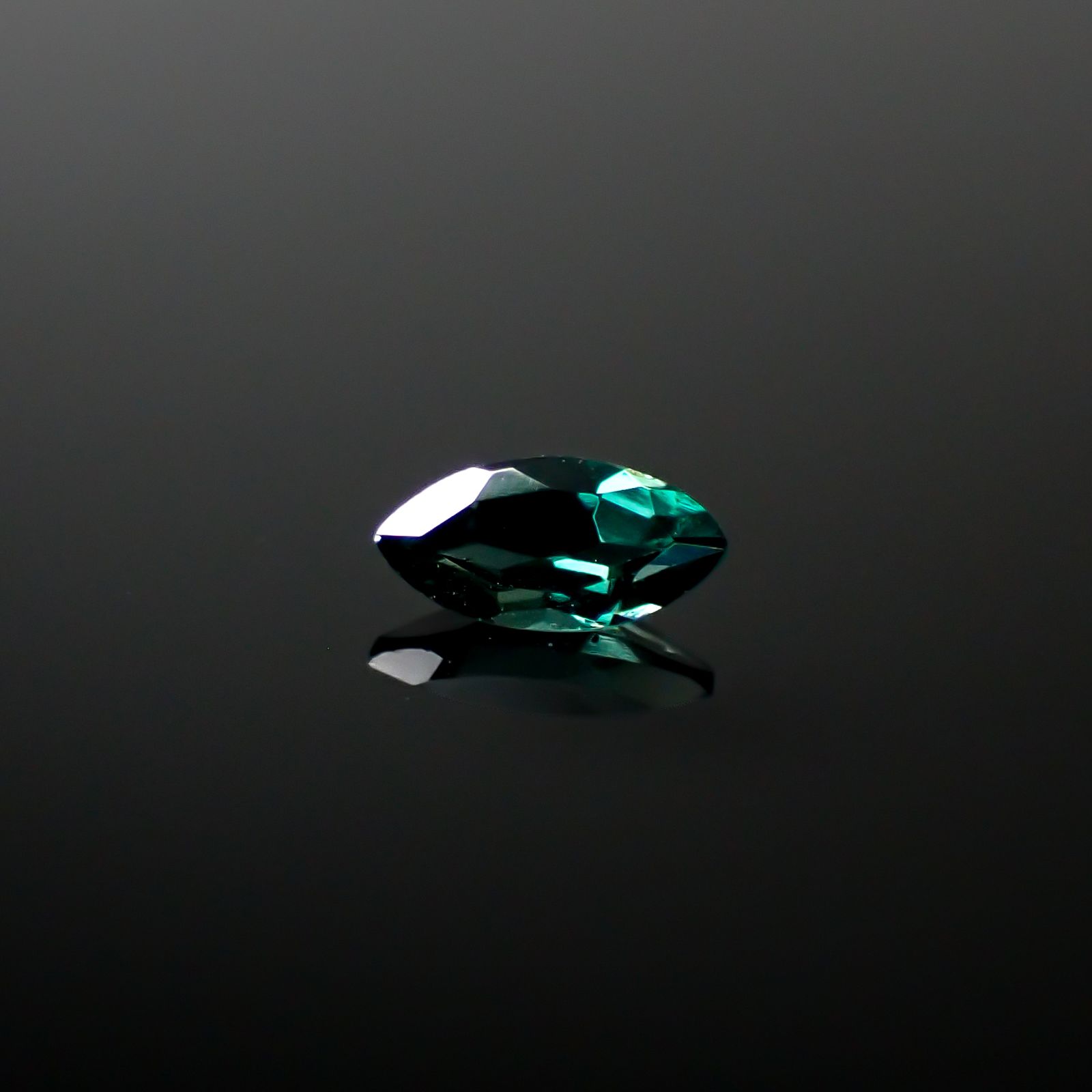 ベキリーブルーガーネット（カラーチェンジガーネット アレキタイプ） マダガスカル・ベキリー産 0.17ct[240628282]5x2.5mm前後