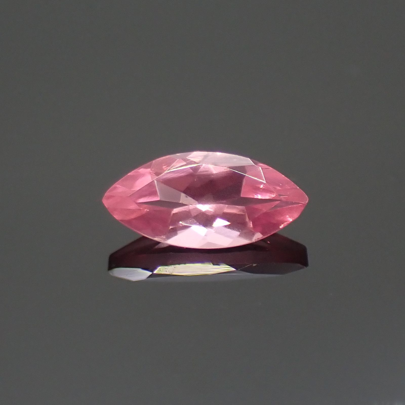 ホットピンクスピネル(宝石名ピンク・スピネル)タンザニア産 0.26ct 識別済[230823041]6.2x2.9mm前後