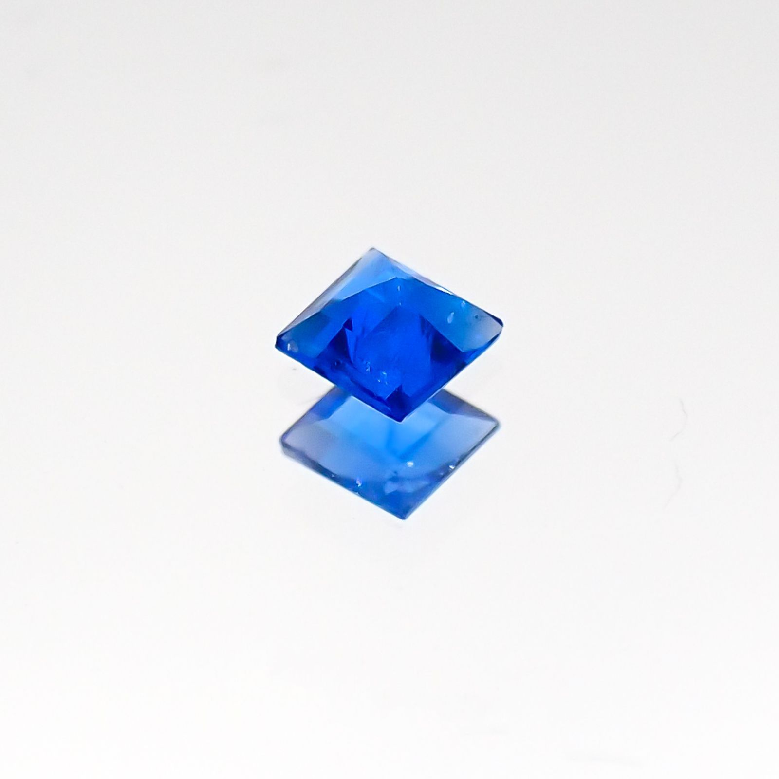 アウイナイト フルオレッセンス(宝石名アウイナイト) ドイツ産 0.045ct 識別済[20117654]2.3×2.2mm前後