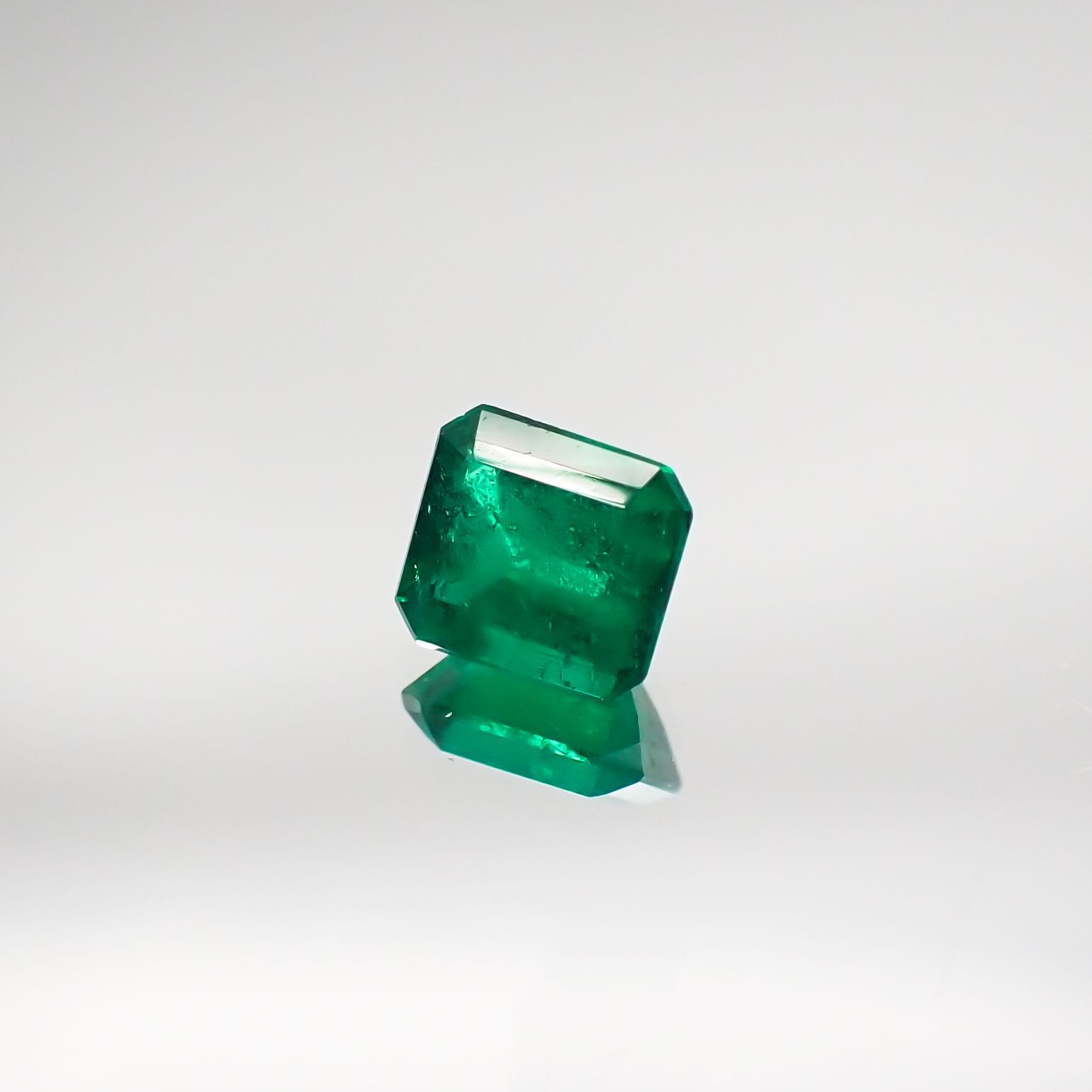 エメラルド(宝石名エメラルド) コロンビア産 0.263ct ソ付(彩珠)[210711711]4.1×3.6mm前後
