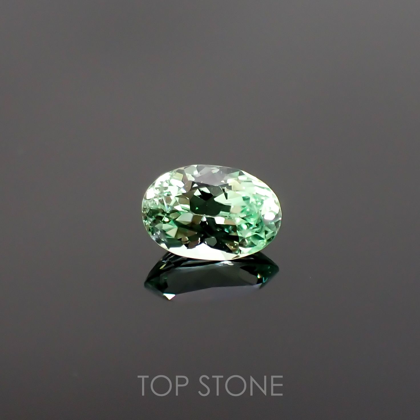 ミントガーネット(宝石名グリーン グロッシュラー・ガーネット) タンザニア産 0.57ct 識別済[210711923]6×4mm前後