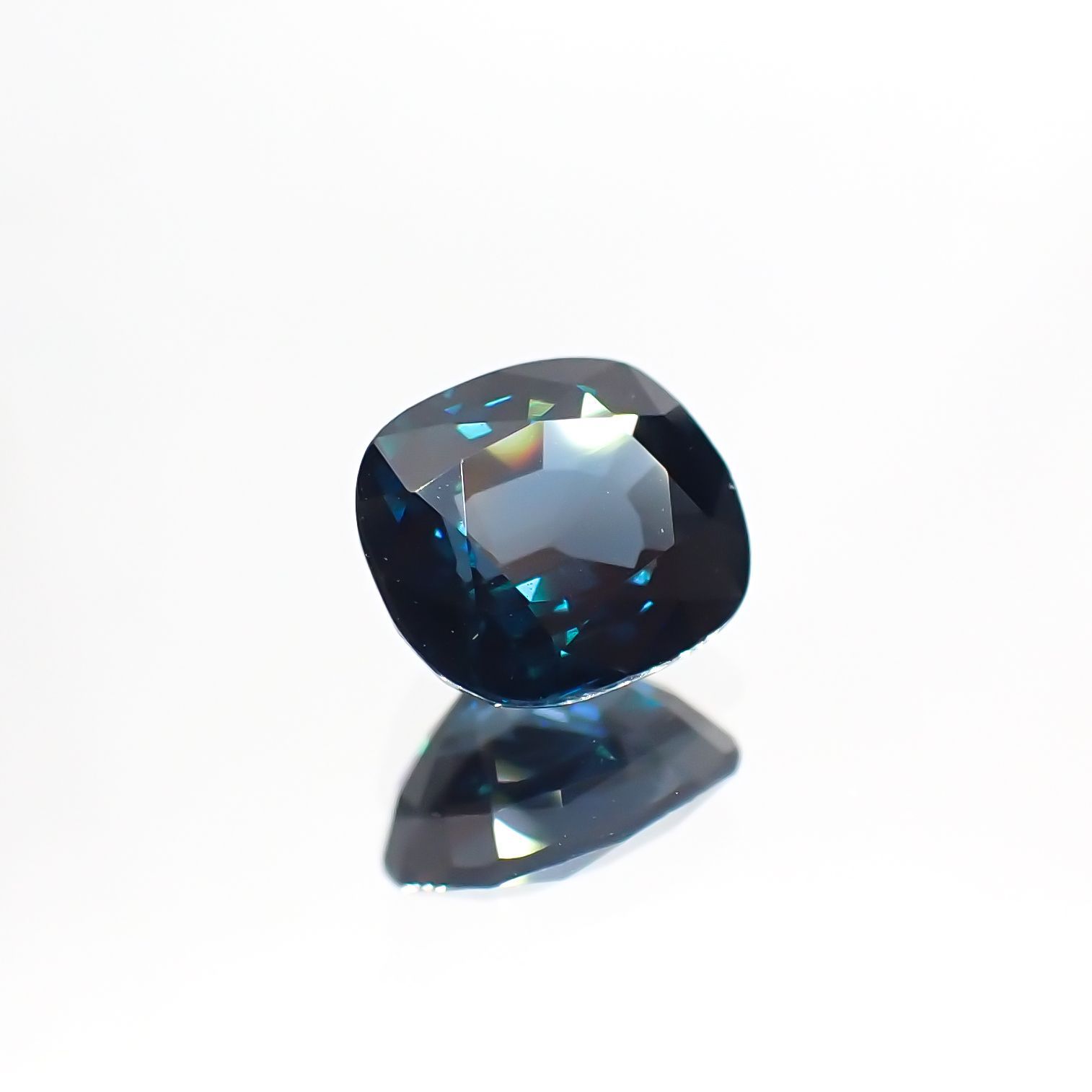 ブルースピネル(宝石名ブルー・スピネル)スリランカ産 1.450ct ソ付(彩珠)[231224449]7.1x6.2mm前後
