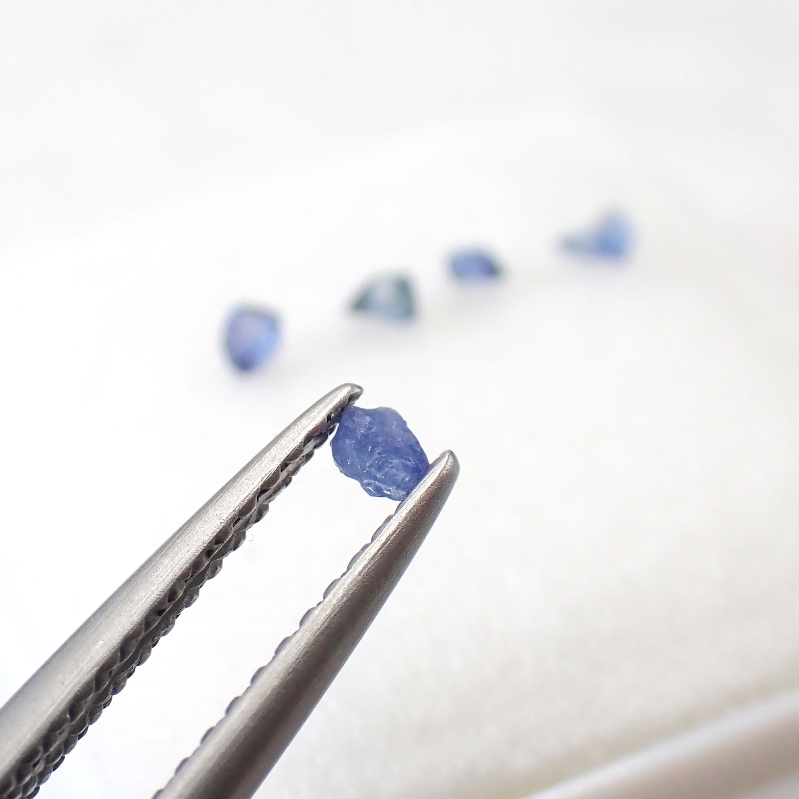 ◇ランダムセレクト◇ベニトアイト 原石5個セット アメリカ・カリフォルニア州産 約0.20ct(5pcs合計) / 2.0-3.5x2.0-3.5mm前後 [260632525]