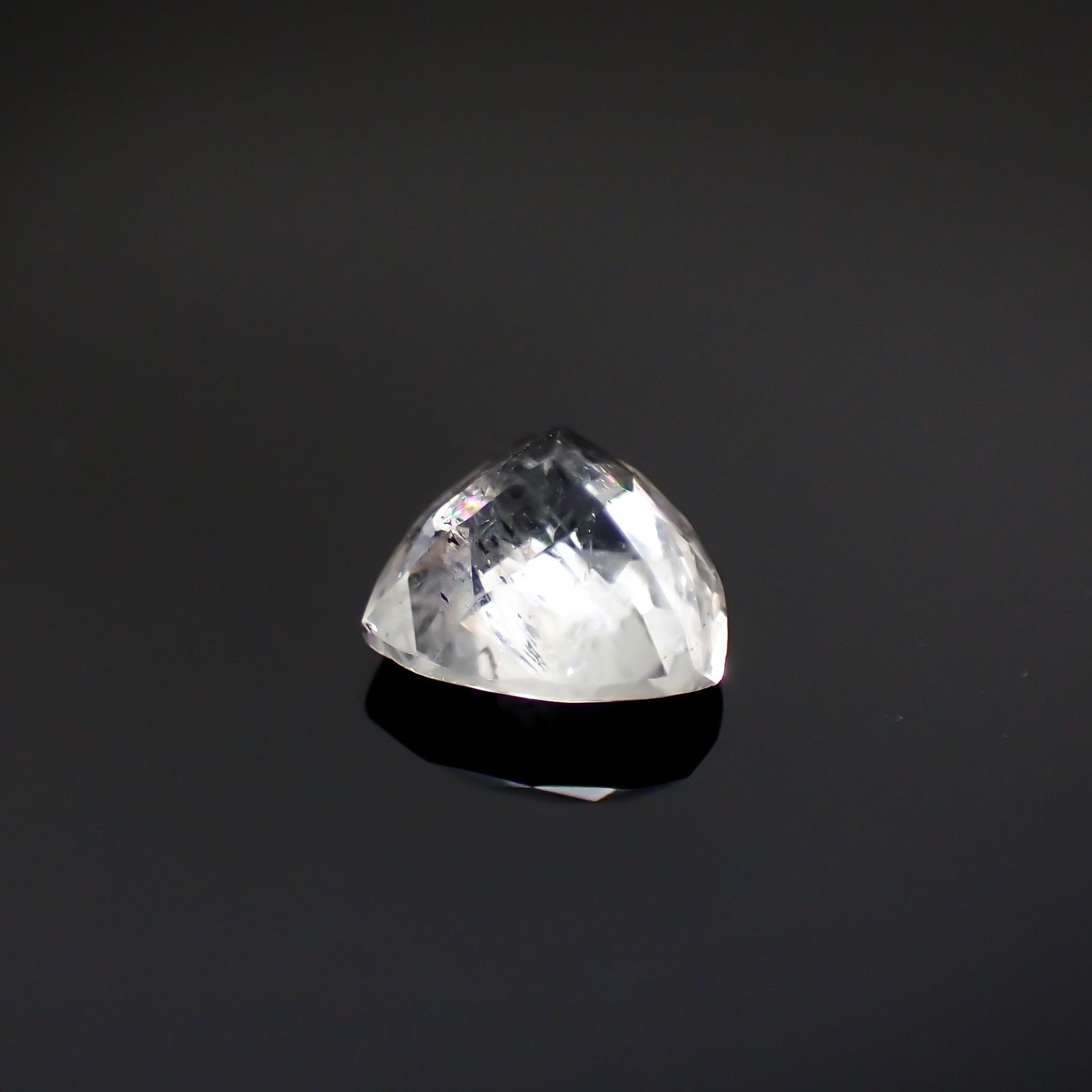 ユークレース(宝石名ユークレース) ブラジル産 0.476ct ソ付(彩珠)[20052391]4.8×4.8mm前後