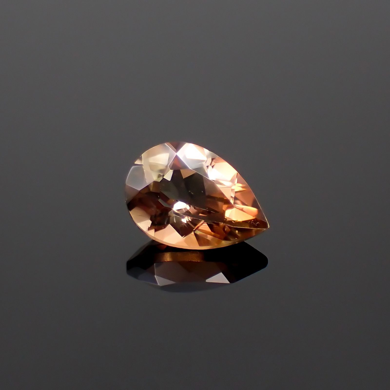 アンダリュサイト(宝石名アンダリュサイト)スリランカ/マダガスカル産 識別済 0.71ct / 7.1x4.9mm前後 [251020830]