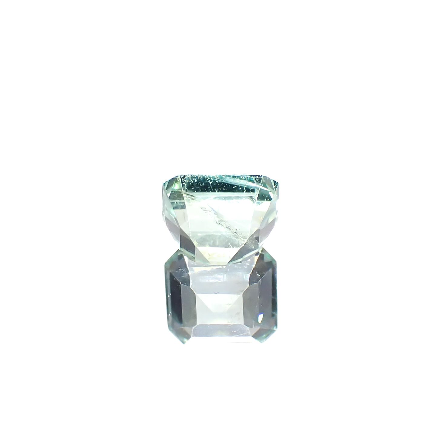 ミントベリル ブラジル産 0.67ct[240728583]5.3x4.5mm前後