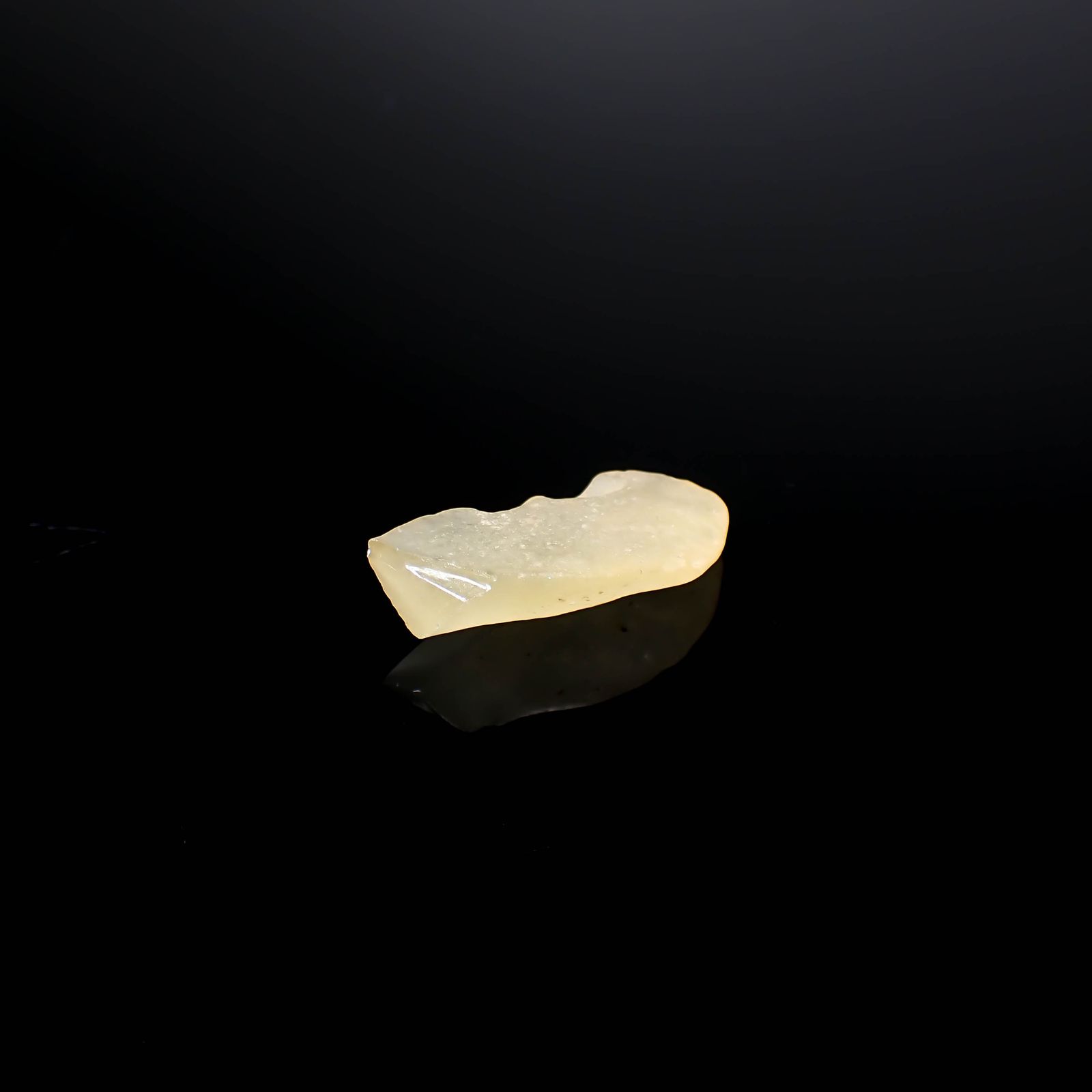 リビアングラス 原石 発見地：エジプト・リビア砂漠 12.79ct [241029285]28.4x13.7mm前後