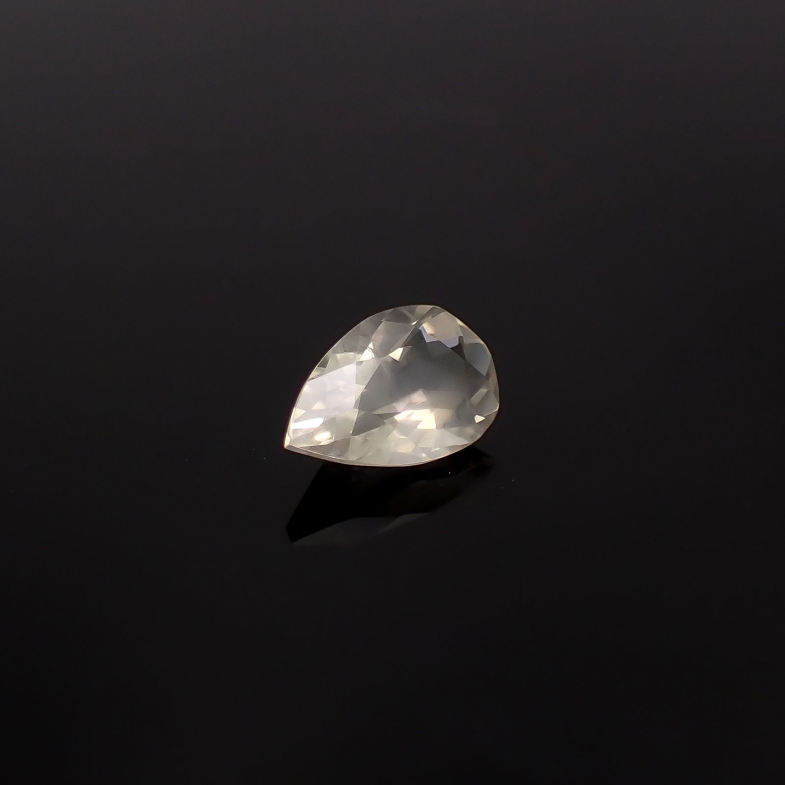 リューサイト 遊色効果あり イタリア産 1.23ct / 9.9x6.3mm前後 [260131558]