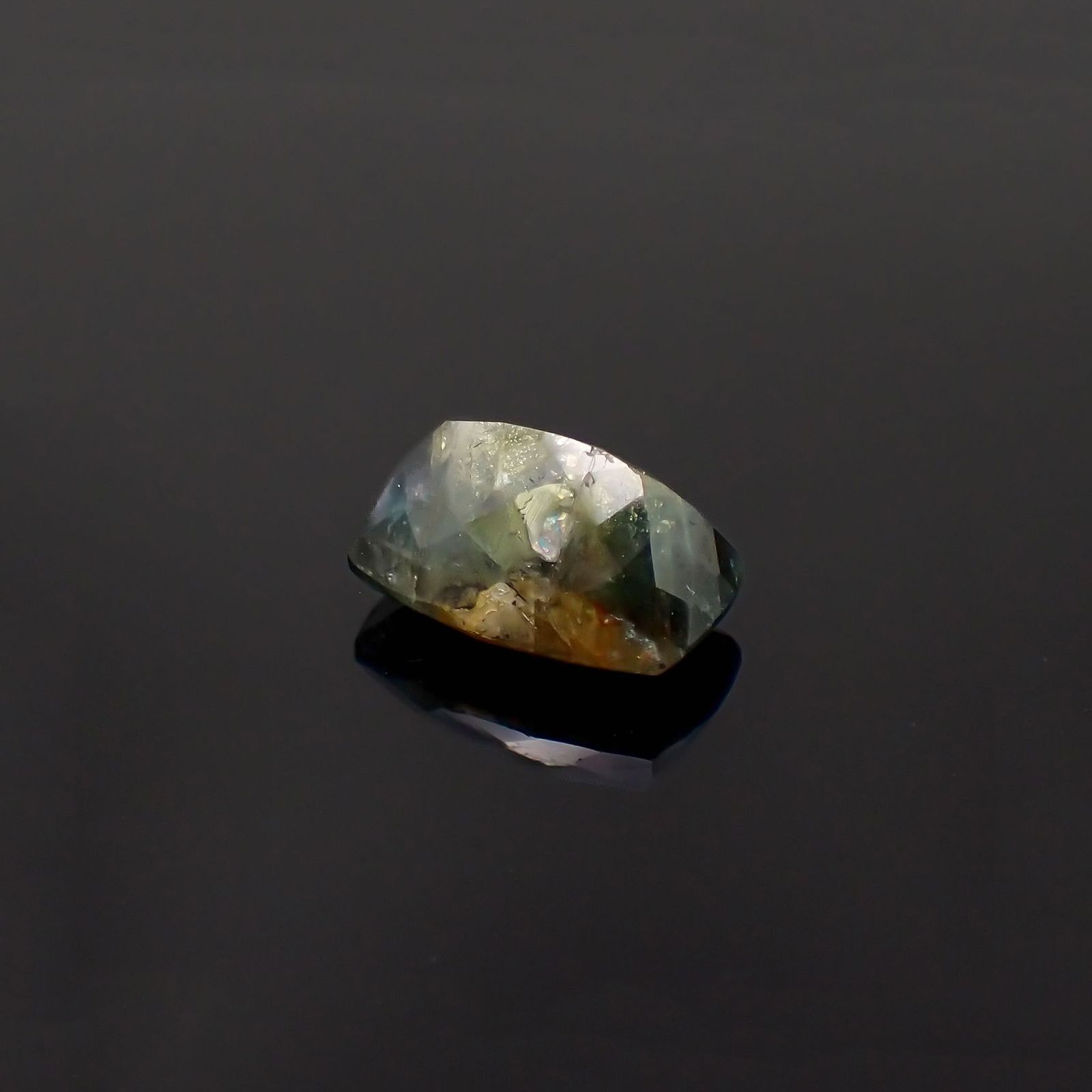 ゴールドシーンサファイア非加熱 ケニア産 9.97ct / 14.2x9.1mm前後 [230321339]