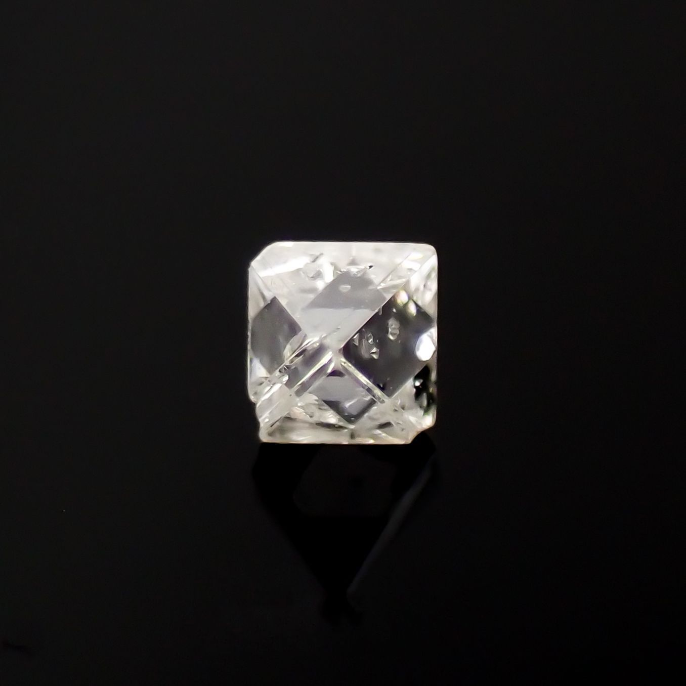 ソーヤブルダイヤモンド 原石(宝石名ダイアモンド)ロシア産 0.060ct ソ付(彩珠)[221219187]2.5x2.6mm前後