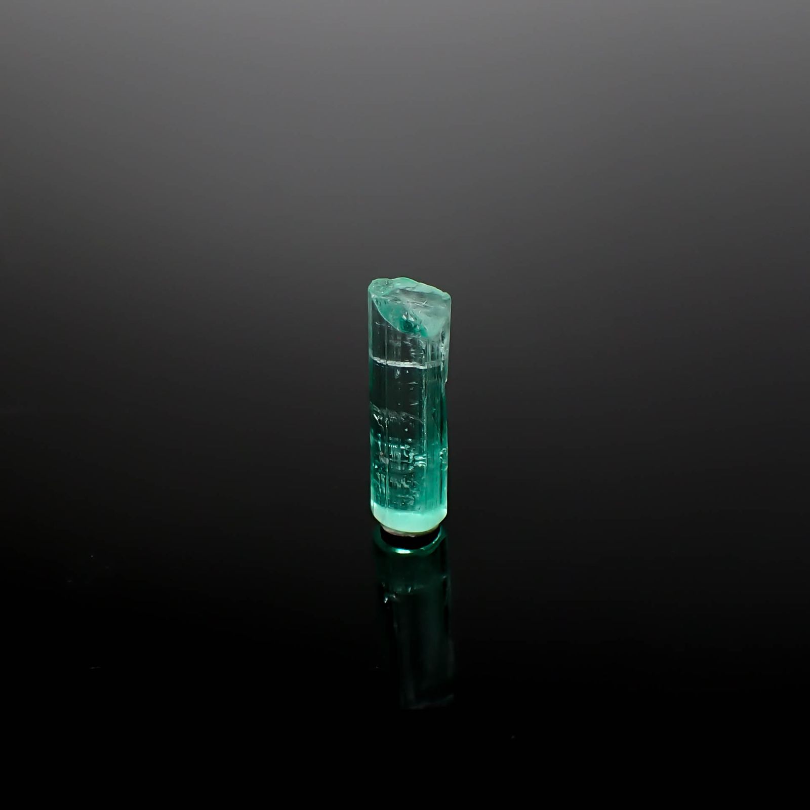 エメラルド柱状結晶 原石 コロンビア産 4.29ct[240427258]17.3x5.2mm前後