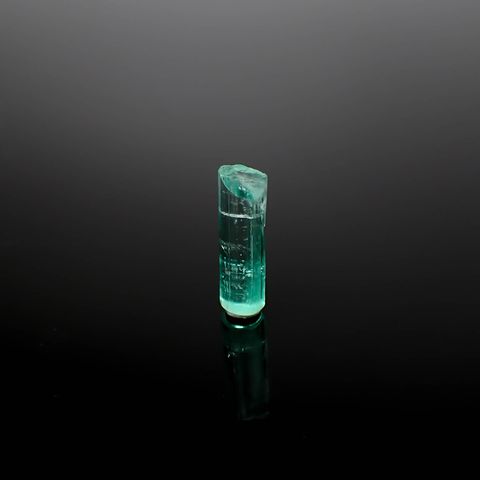 エメラルド柱状結晶 原石 コロンビア産 4.29ct[240427258]17.3x5.2mm前後
