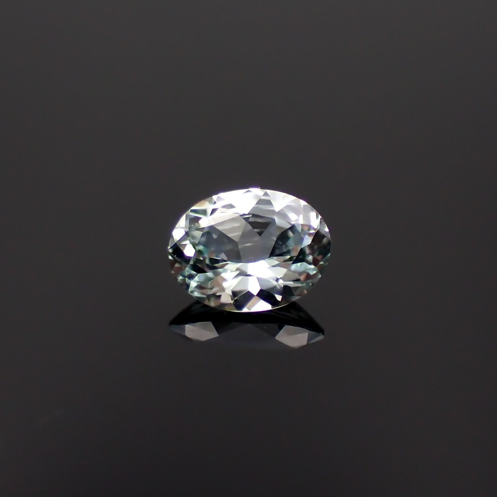 アイスブルーサファイア(宝石名サファイア)スリランカ/マダガスカル産 識別済 0.36ct / 5.1x3.8mm前後 [230421396]