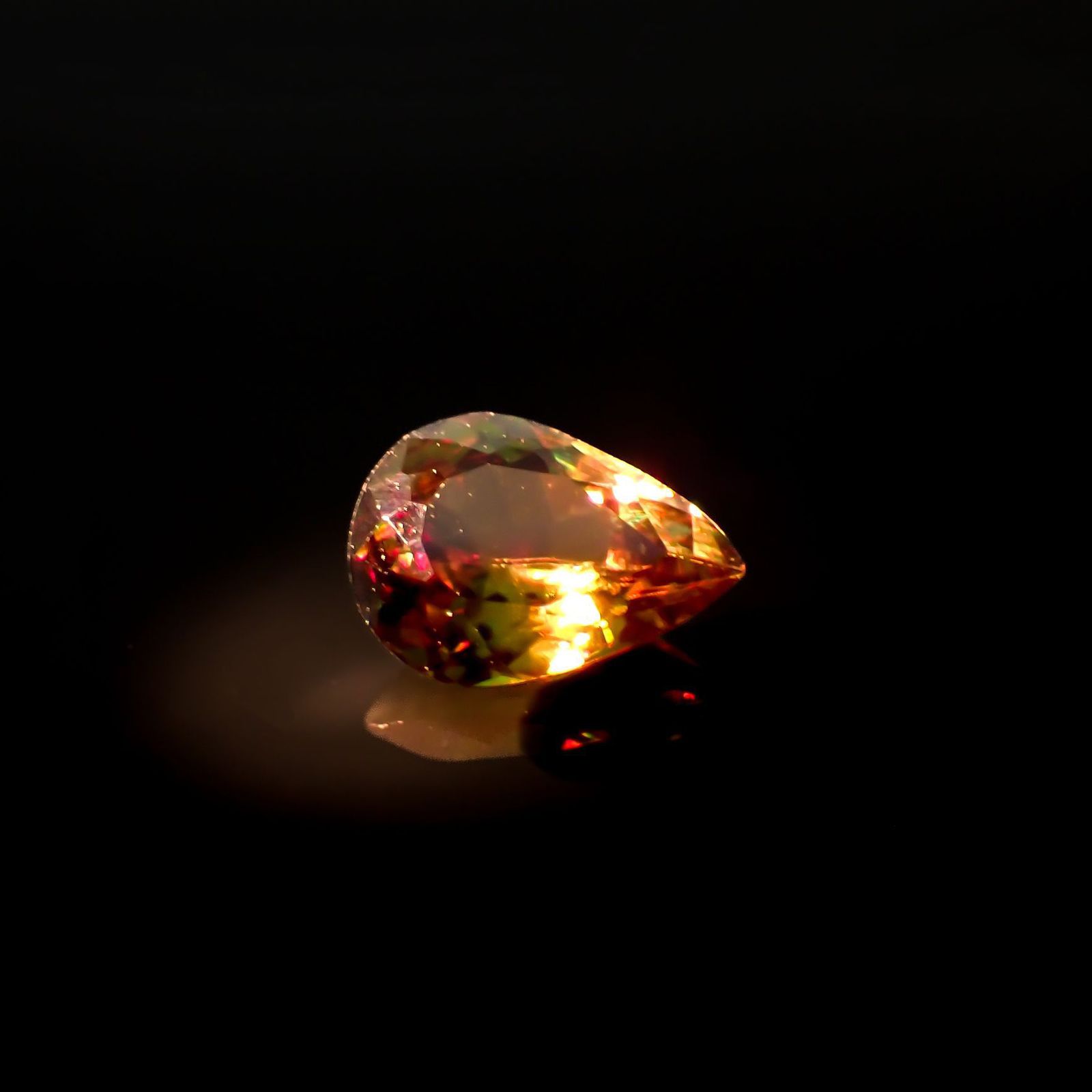 カラーチェンジスフェーン パキスタン産 0.98ct [221119182]7.8x5.7mm前後
