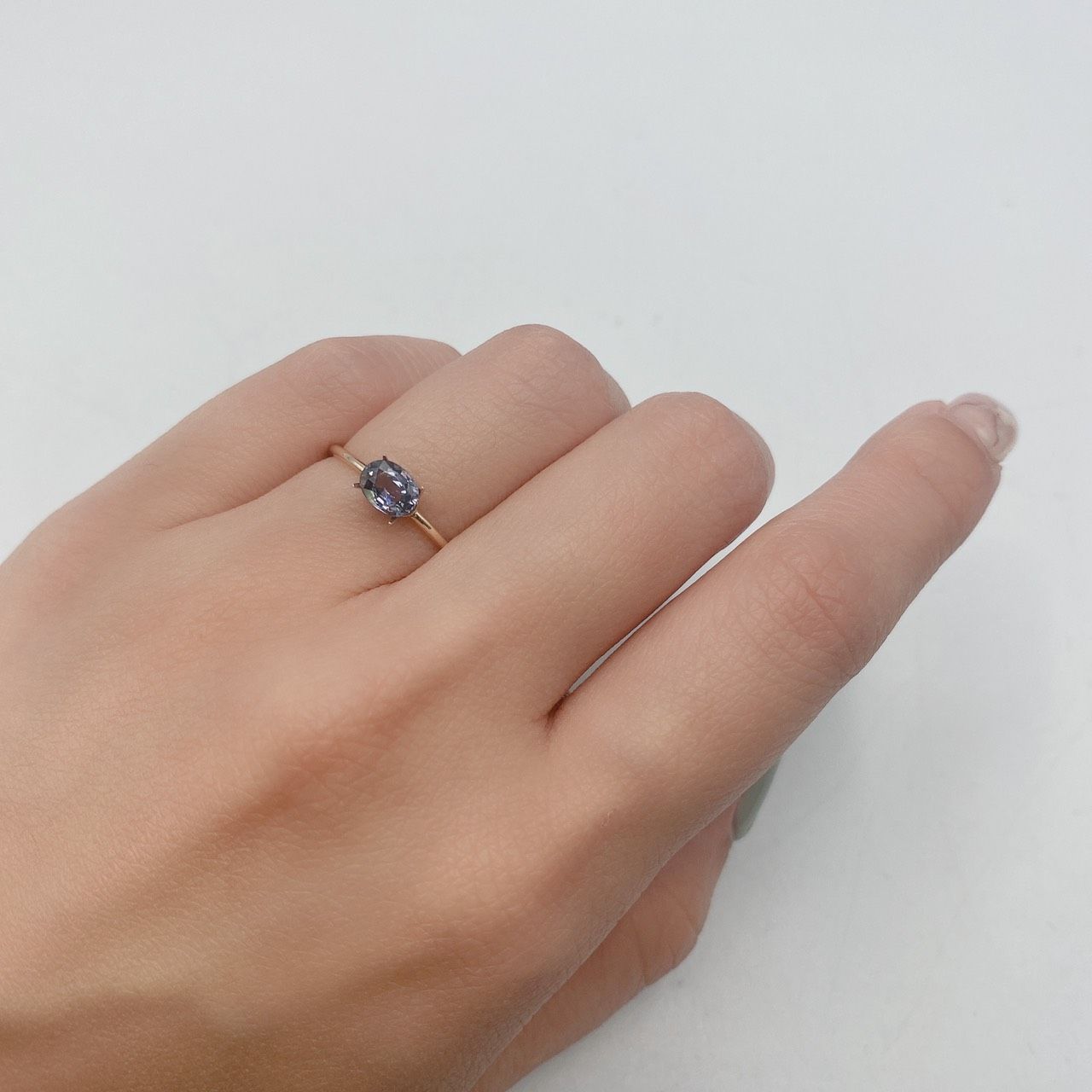 カラーチェンジガーネット(アレキタイプ) マダガスカル・ベキリー産 ルース 0.59ct[210310159]5.8×4.3mm前後