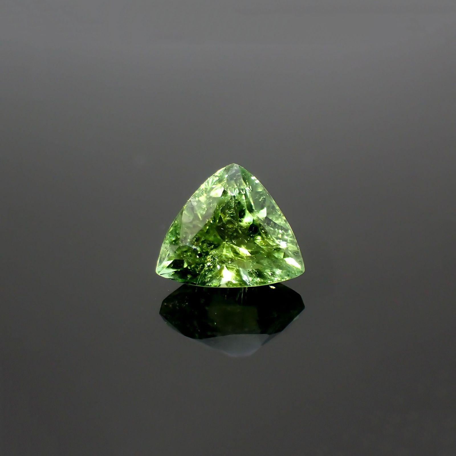 グリーントルマリン アフガニスタン産 1.22ct / 6.3x7.3mm前後 [220114105]