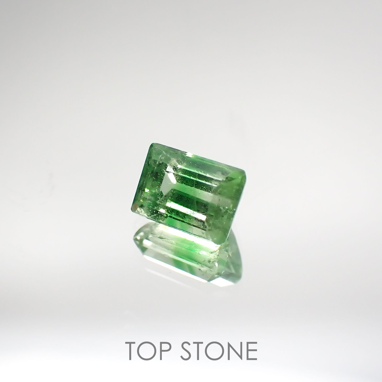 バイカラーツァボライト(宝石名グリーン グロッシュラー・ガーネット) タンザニア産 0.71ct 識別済[210711572]5.4×3.7mm前後