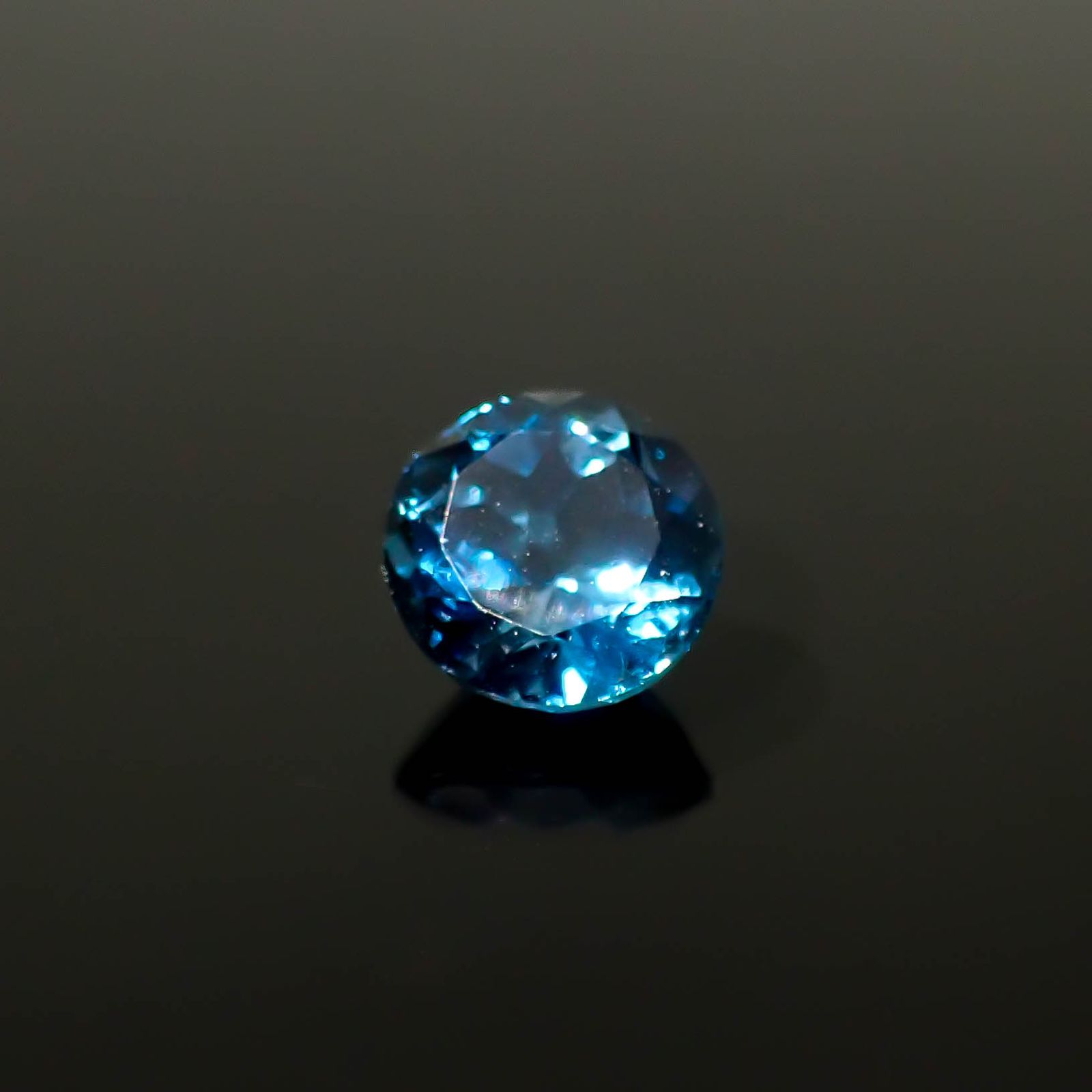 ロンドンブルートパーズ ブラジル産 3.83ct / 9.1x9.1mm前後 [250931123]