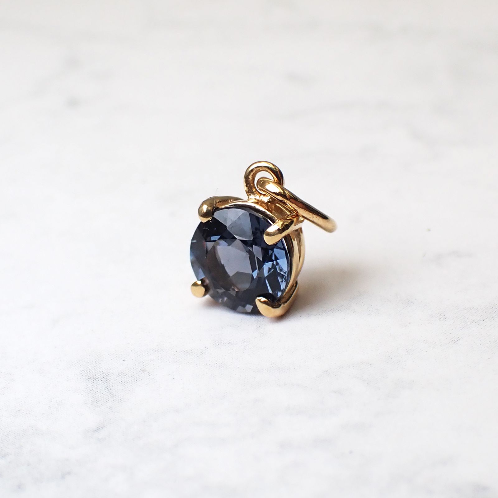 ◇K18ペンダント◇ バイオレットスピネル 0.90ct | ラウンド/つやあり仕上げ 6mm(※チェーン別売り) [241229429]