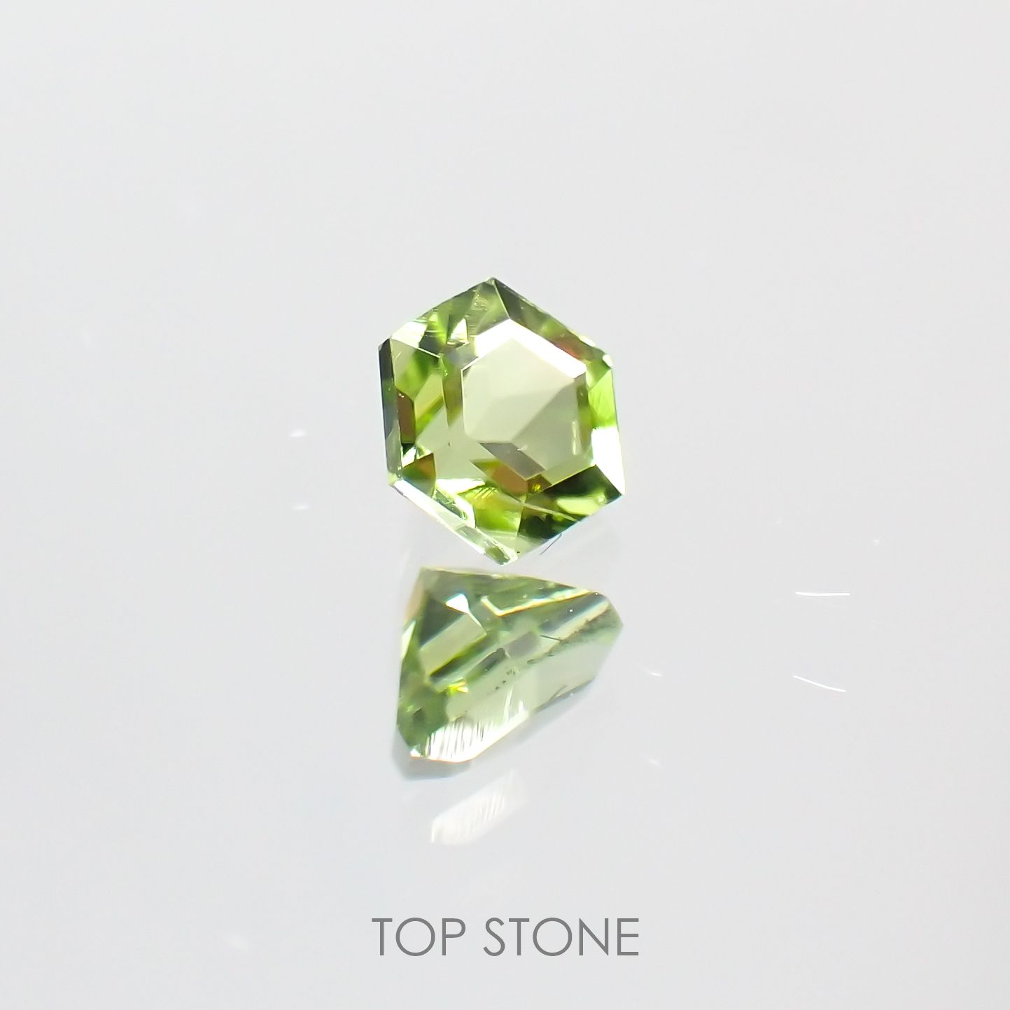 ◇ヘキサゴンカット◇ペリドット(宝石名ペリドット) パキスタン産 0.37ct 識別済[211013092]4×4mm前後
