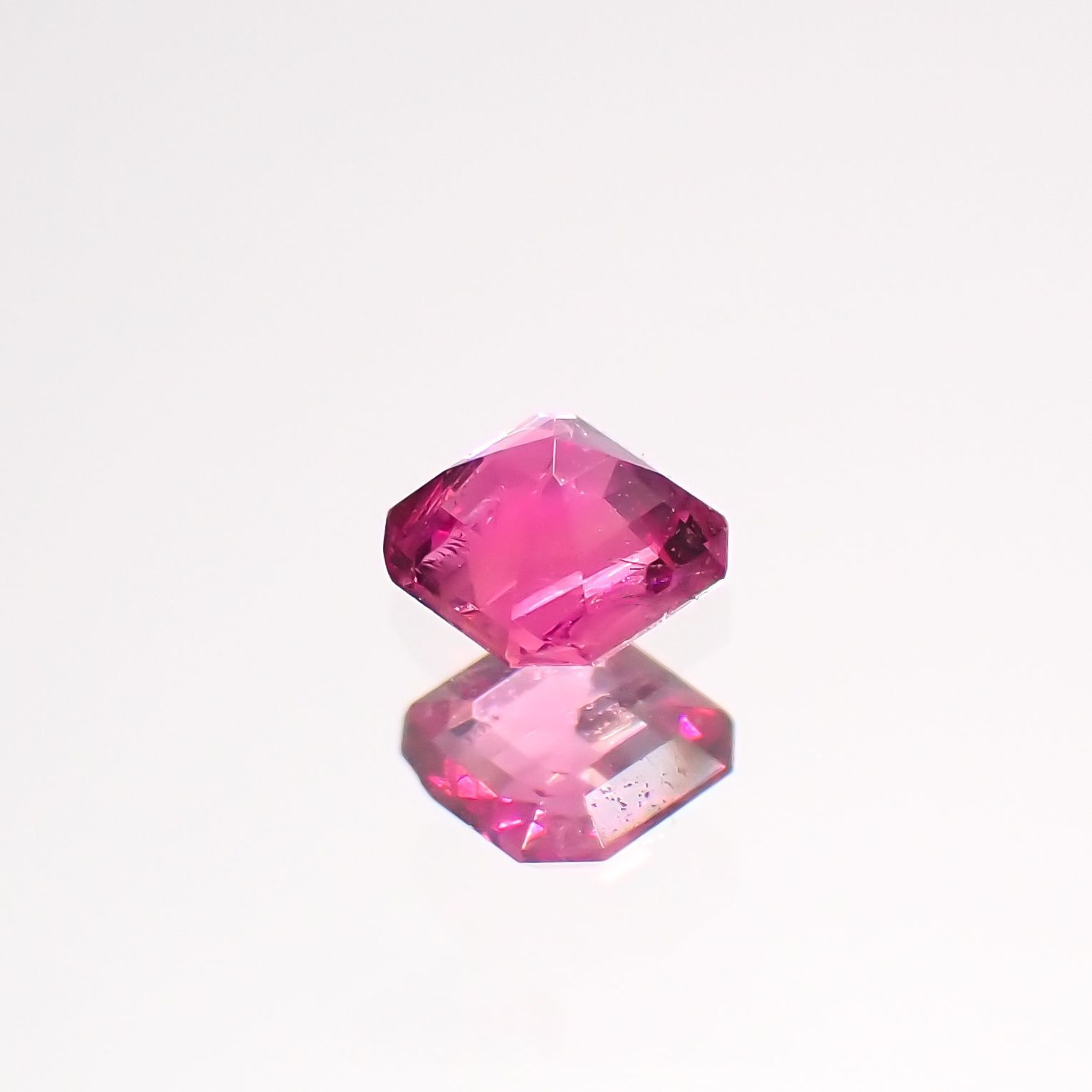 レッドベリル(宝石名レッド・ベリル)アメリカ・ユタ州産 0.10ct 識別済[220515849]2.9x2.7mm前後