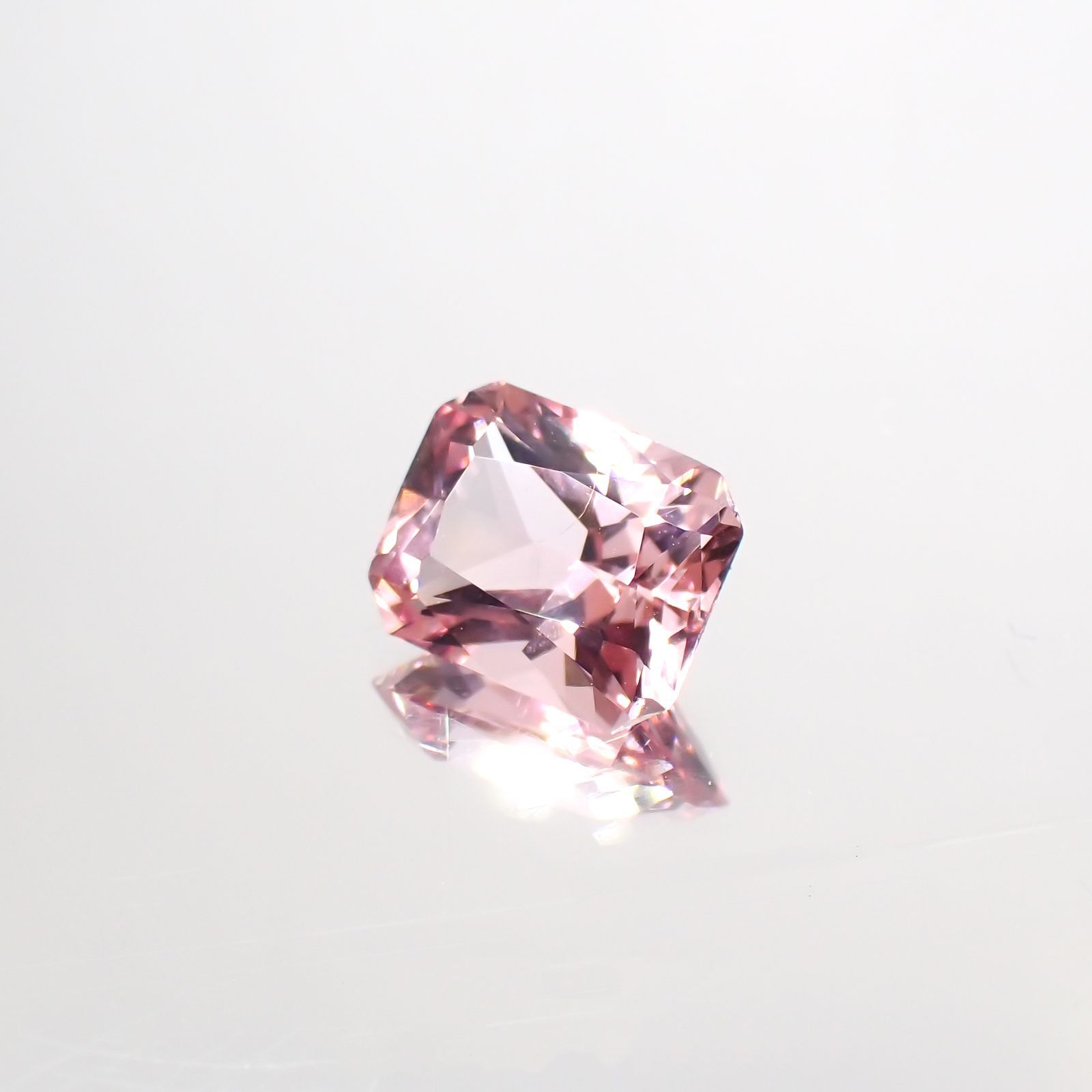 モルガナイト(宝石名モルガナイト)ナイジェリア産 1.589ct ソ付(彩珠)[220114243]8.2x6.5mm前後
