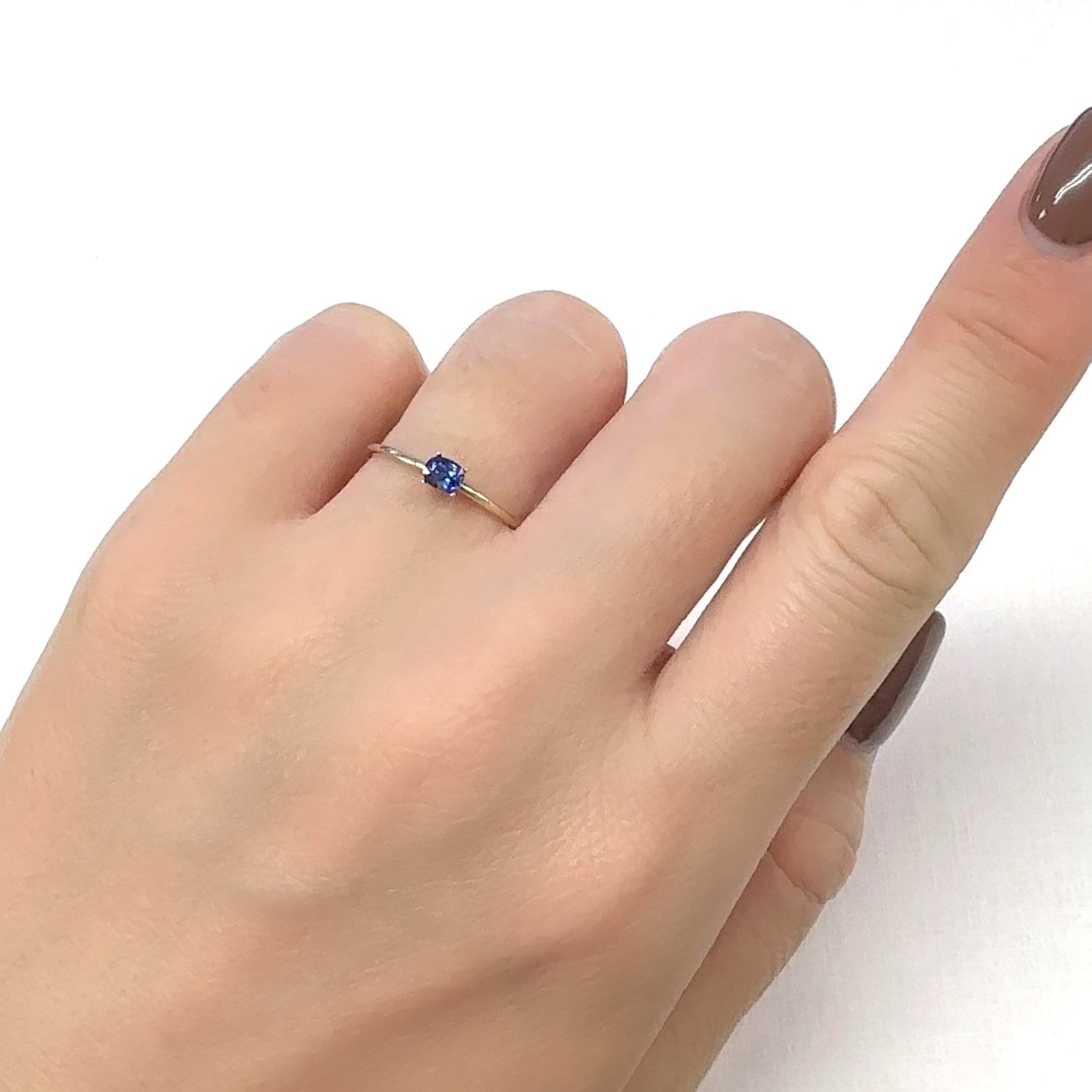 サファイア タンザニア産 0.28ct [241029192]3.9x3mm前後
