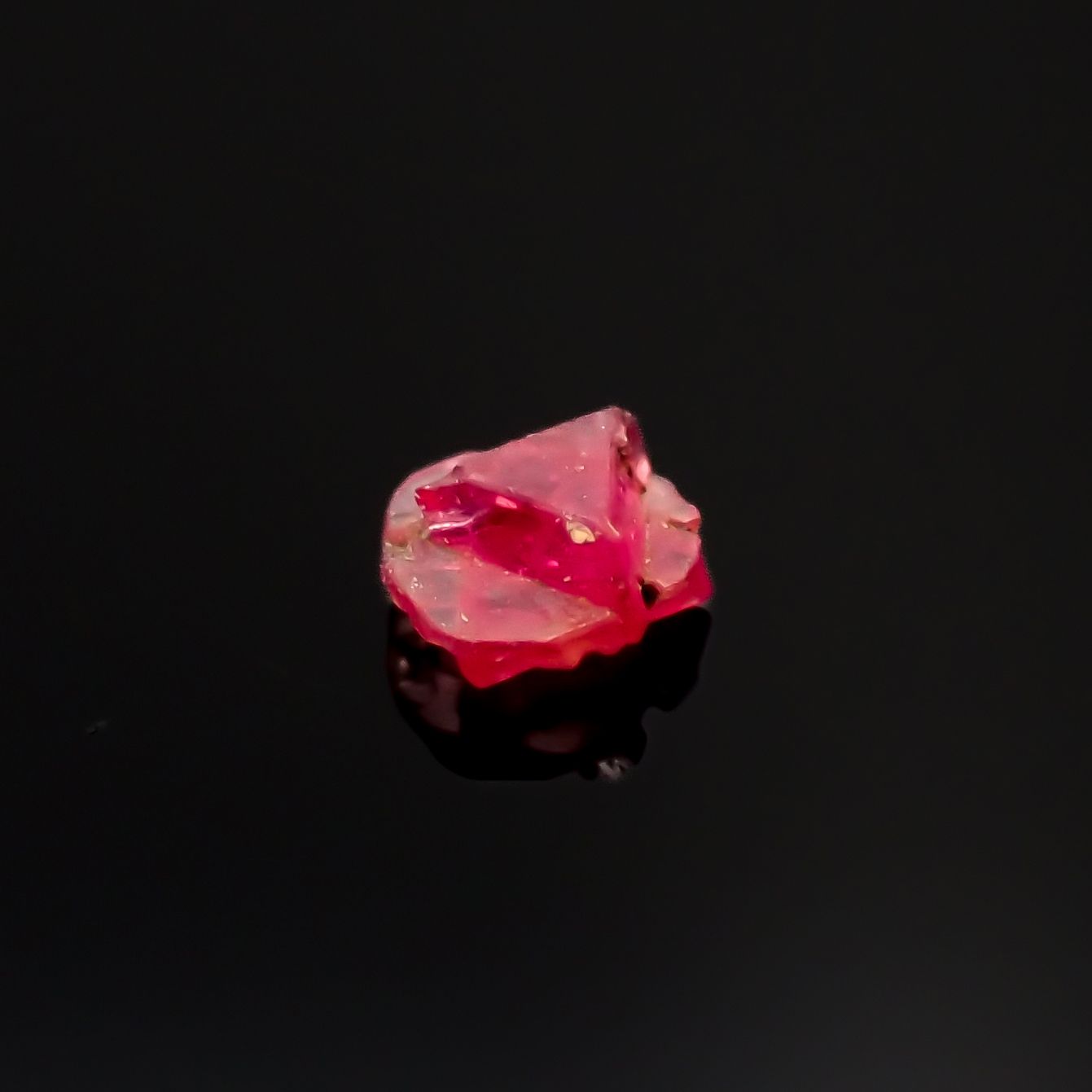 ツインクリスタルスピネル(スピネル式双晶）原石 ビルマ産 0.078ct[231124056]2.8x2.8mm前後
