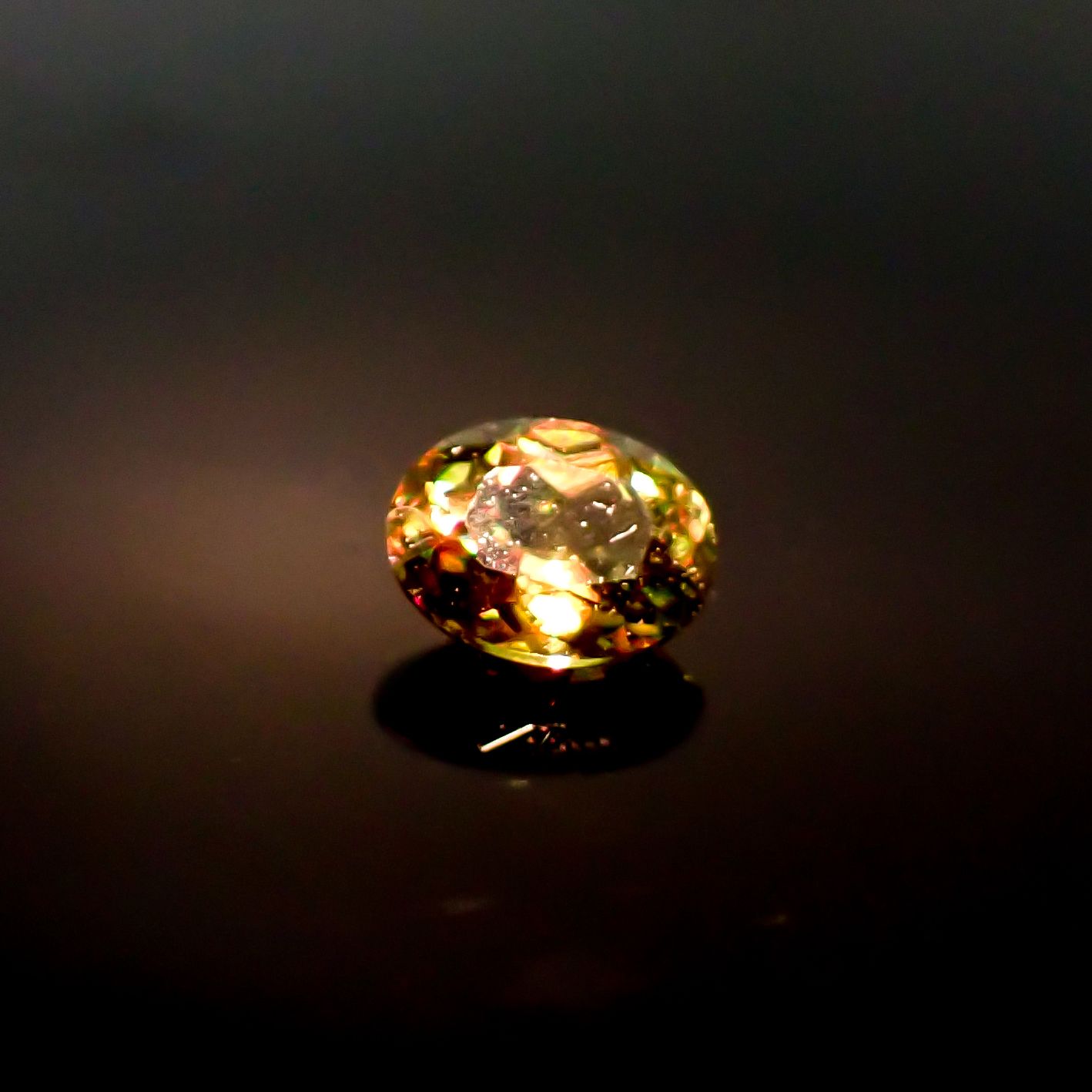 カラーチェンジスフェーン パキスタン産 0.38ct / 5.1x3.9mm前後 [260632436]