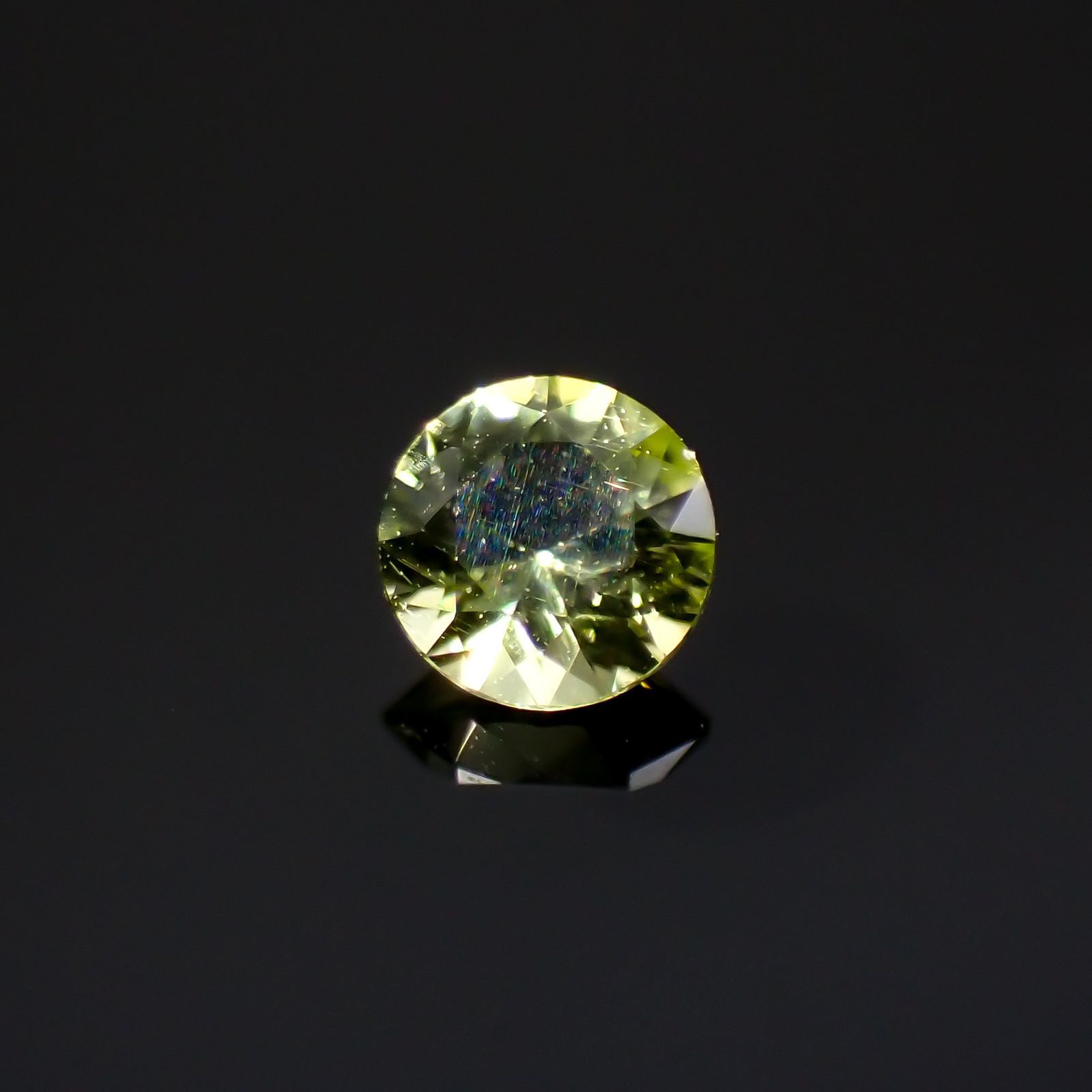 パラサイティックペリドット(宝石名ペリドット)採取地：ロシア 0.084ct 識別済[220616229]2.7x2.7mm前後