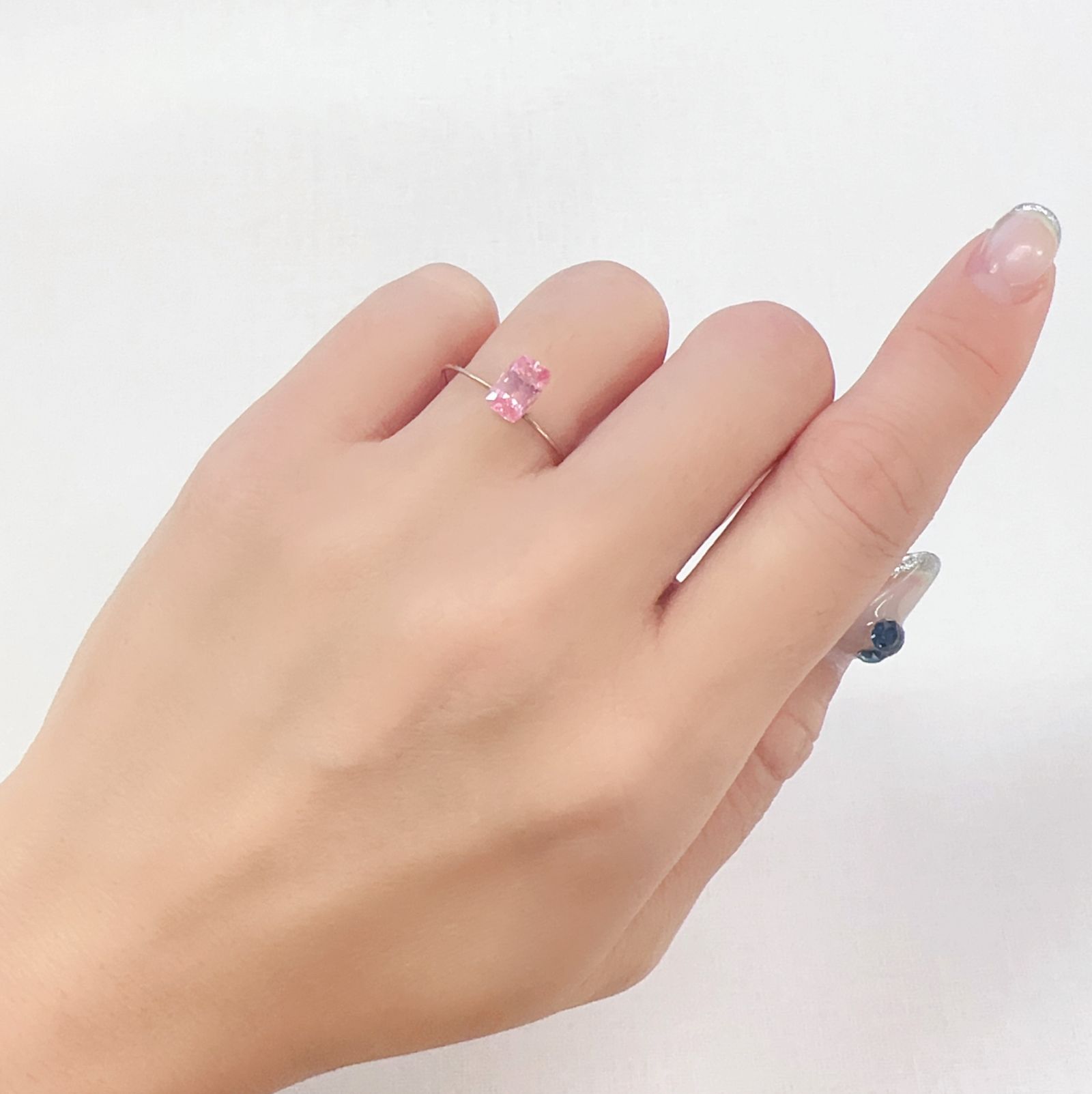 ピンクスピネル(宝石名ピンク・スピネル)タンザニア産 1.179ct ソ付(彩珠)[230722573]7.5x4.7mm前後