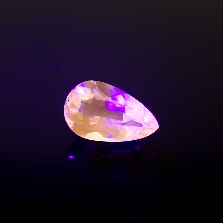 長波395(ライト)の照射で蛍光