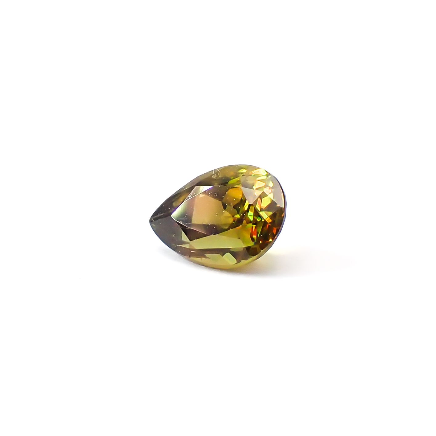 カラーチェンジスフェーン パキスタン産 0.55ct / 6.1x4.2mm前後 [260632442]