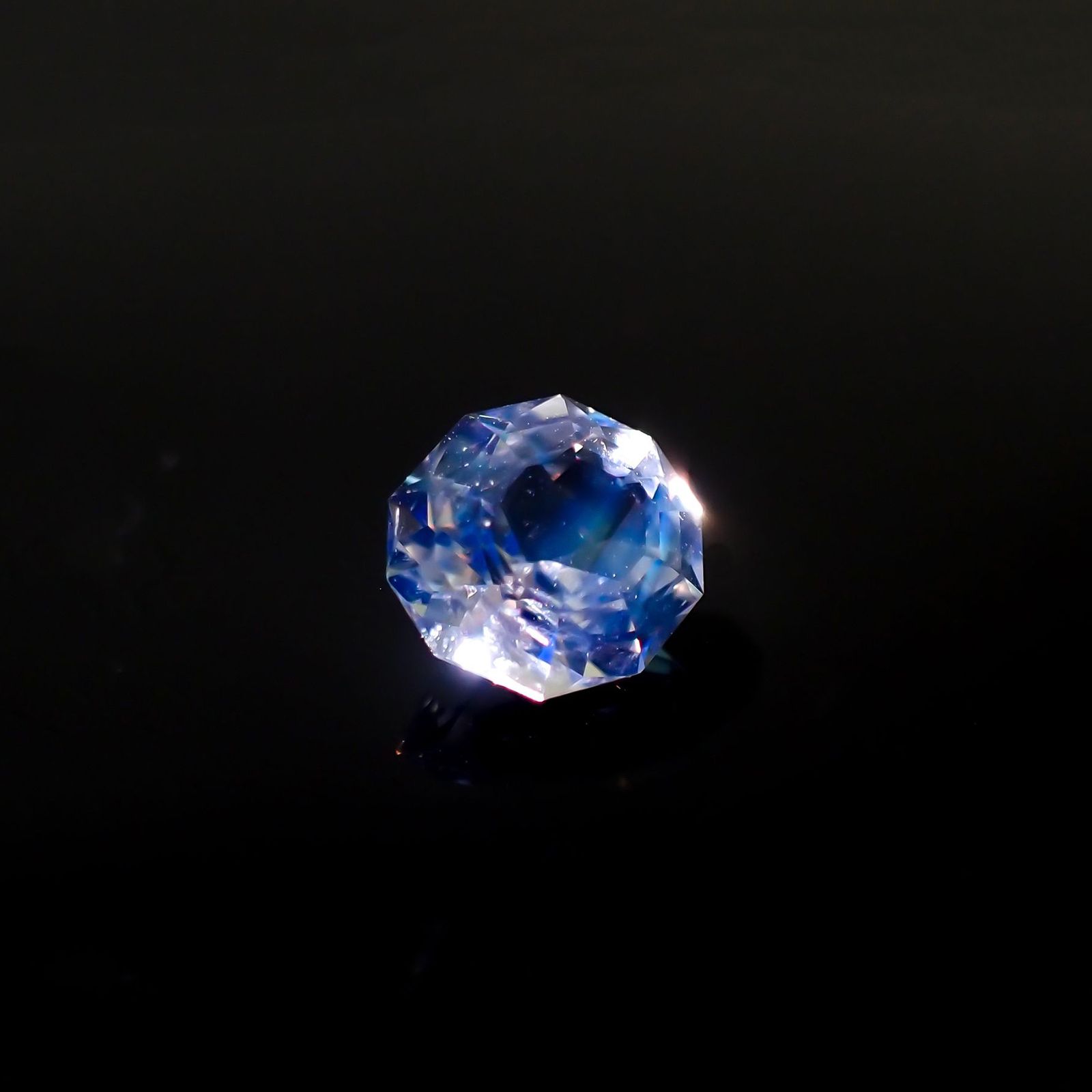 ◇カスタムカット◇レインボームーンストーン マダガスカル産 1.06ct / 7.2x6.4mm前後 [260523435]