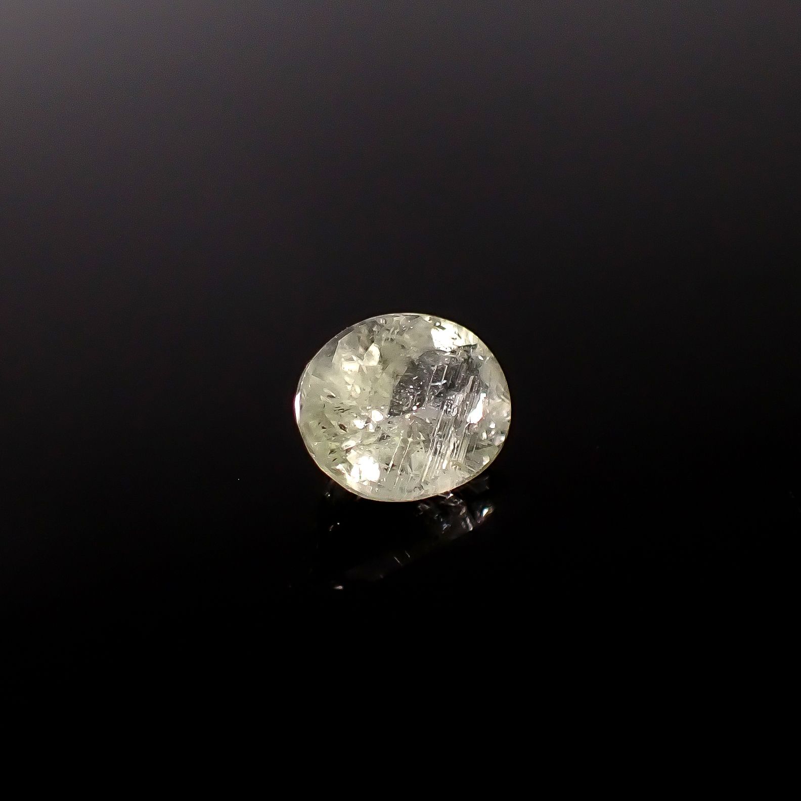 ブラジリアナイト(宝石名ブラジリアナイト)ブラジル産 識別済 0.99ct / 7.3x5.6mm前後 [260131489]