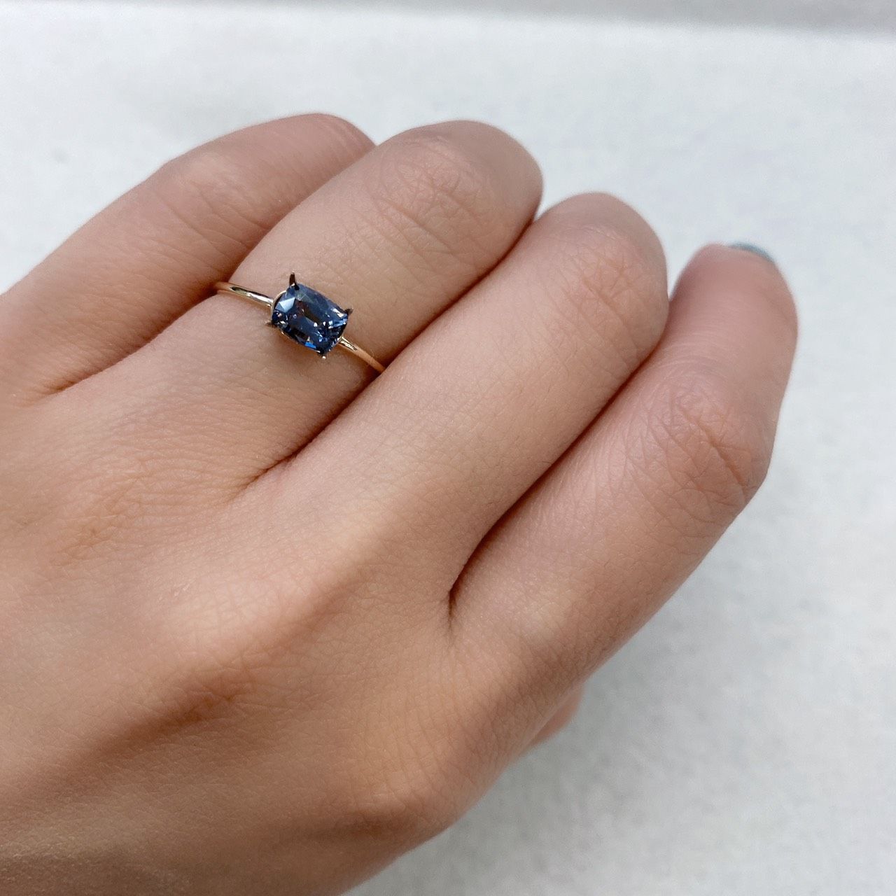 プラチナスピネル(宝石名スピネル) ビルマ産 0.638ct ソ付(彩珠)[210812841]5.7×4.3mm前後