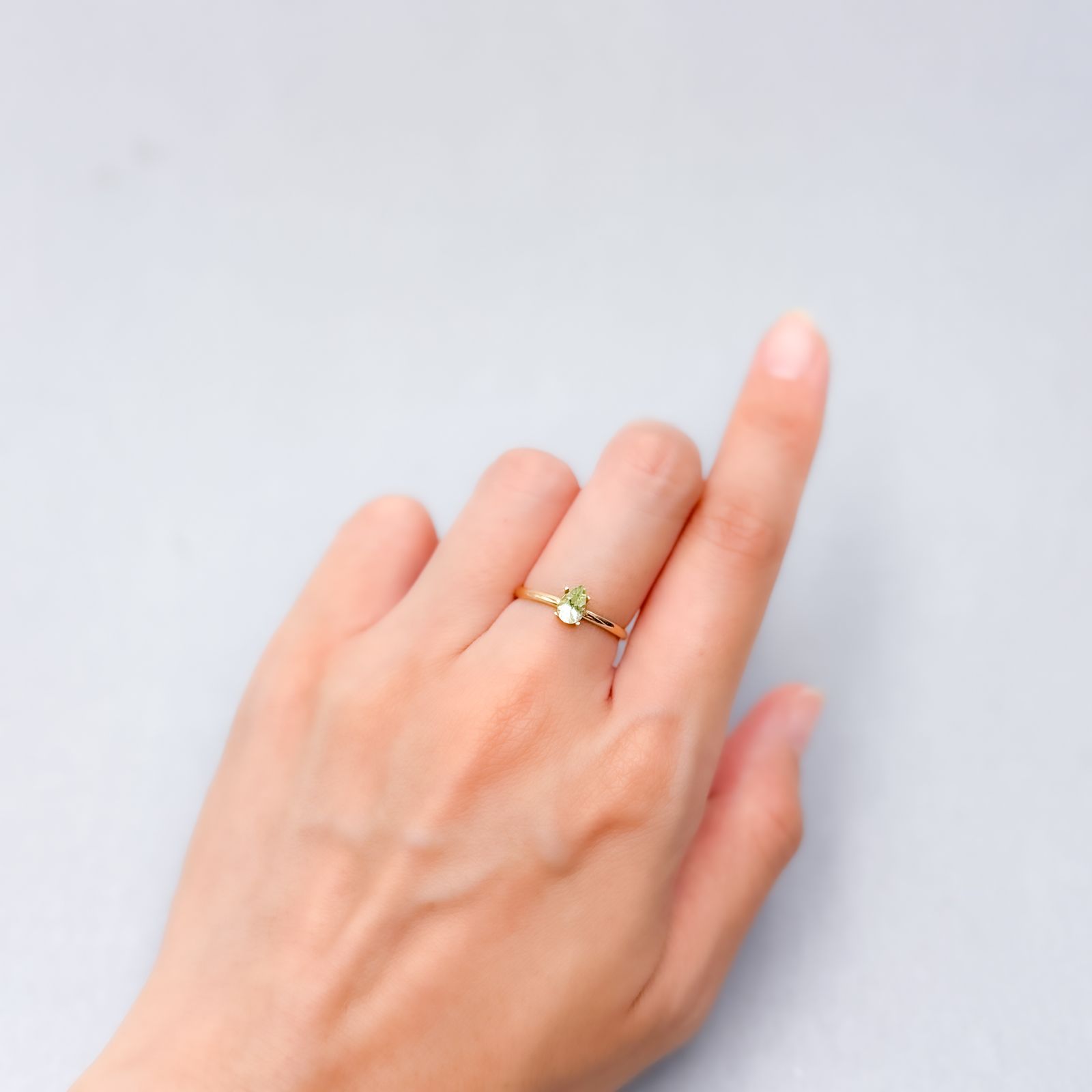 ミントペリドット パキスタン/ノルウェー産 0.39ct [250730643]6.1x4mm前後
