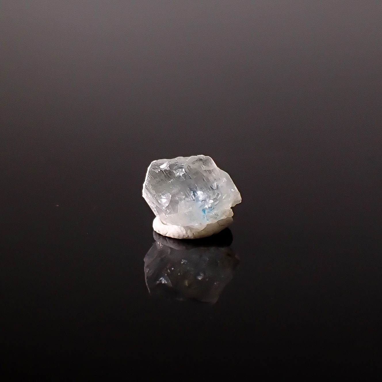 ユークレース 原石 ブラジル産 3.66ct / 9.2x8.3mm前後 [260231731]