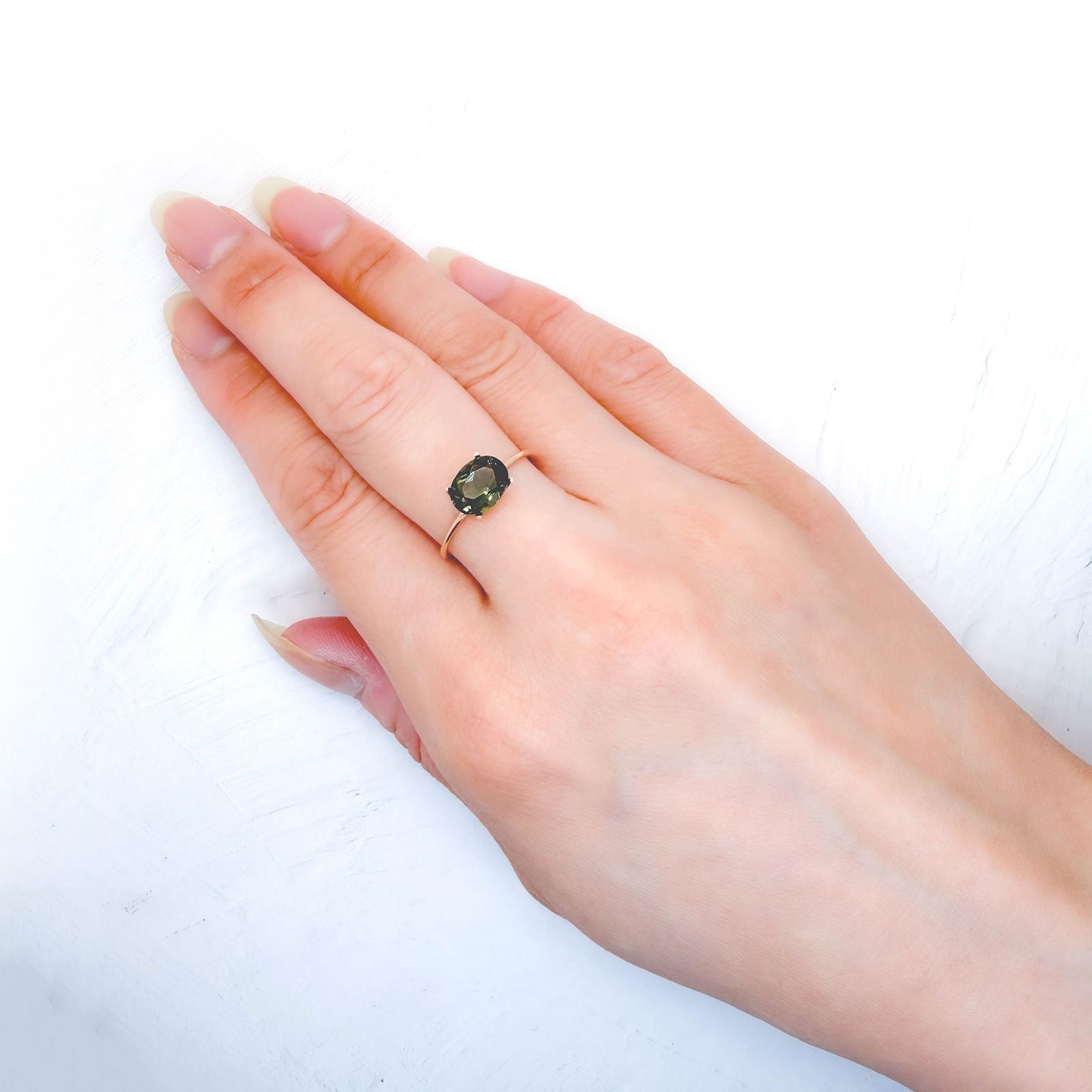 モルダバイト 発見地：旧チェコスロバキア 1.16ct / 8.2x6.2mm前後 [260832690]