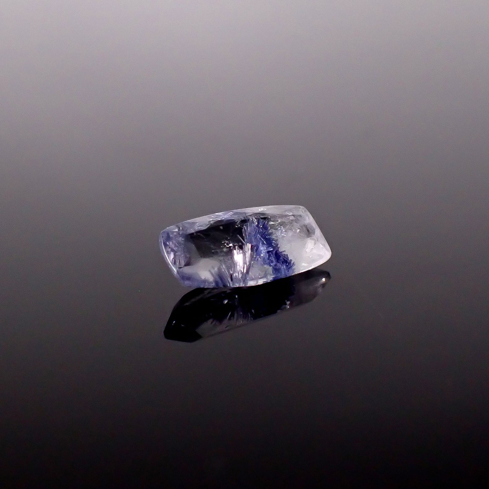 デュモルチェライトインクォーツ ブラジル産 0.95ct / 9.7x4.7mm前後 [260331845]