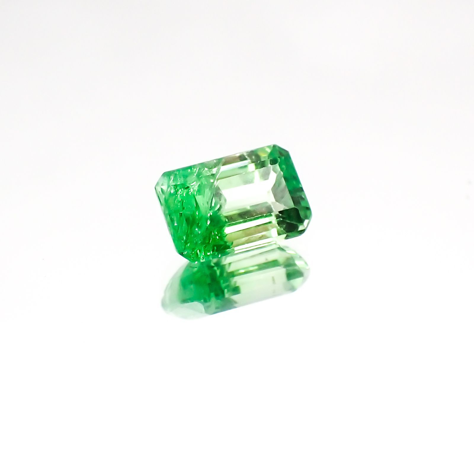 バイカラーツァボライト(宝石名グリーン グロッシュラー・ガーネット)タンザニア産 1.15ct 識別済[231124260]7x4.7mm前後