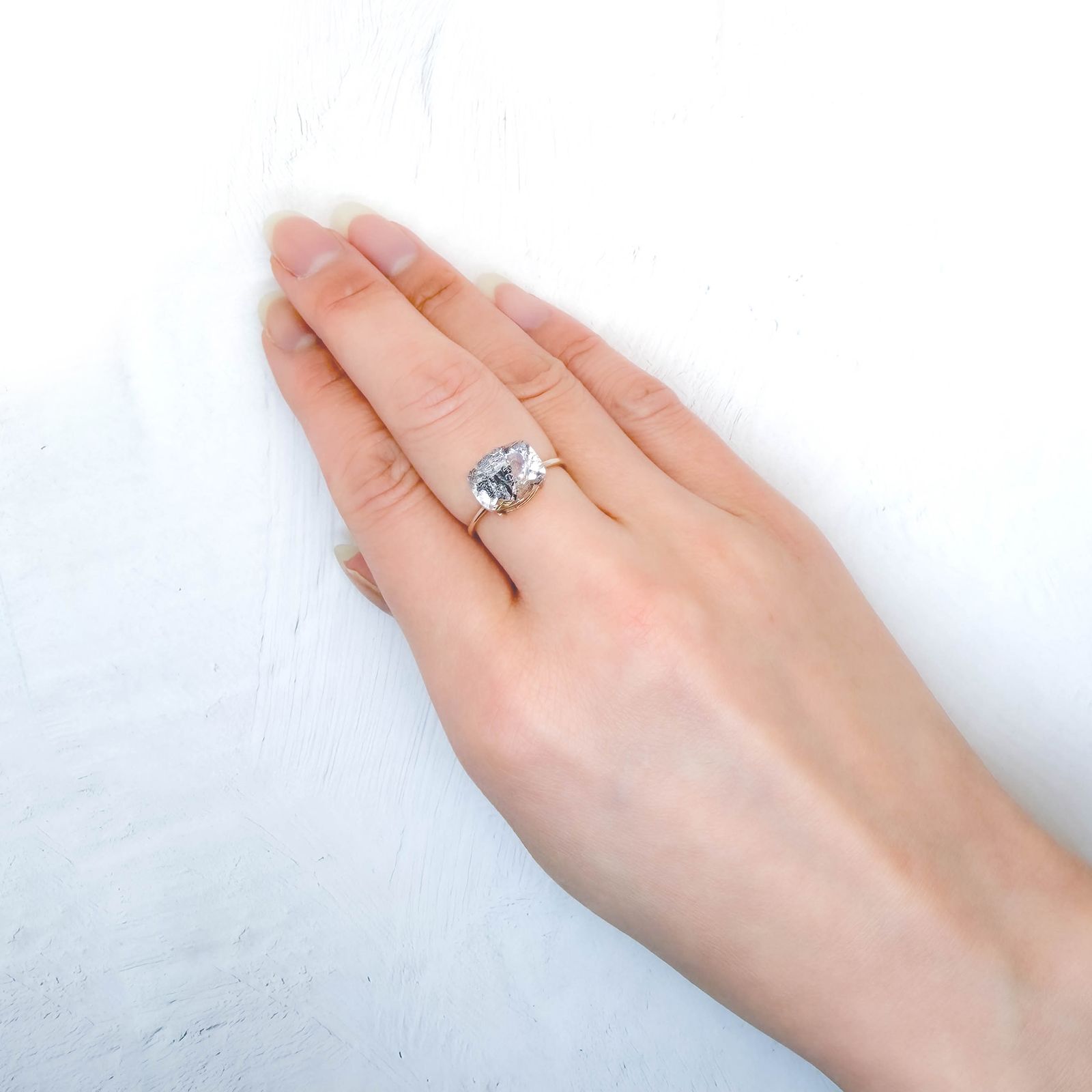 グラファイトインクォーツ ブラジル産 3.79ct / 10.7x8.5mm前後 [260331931]