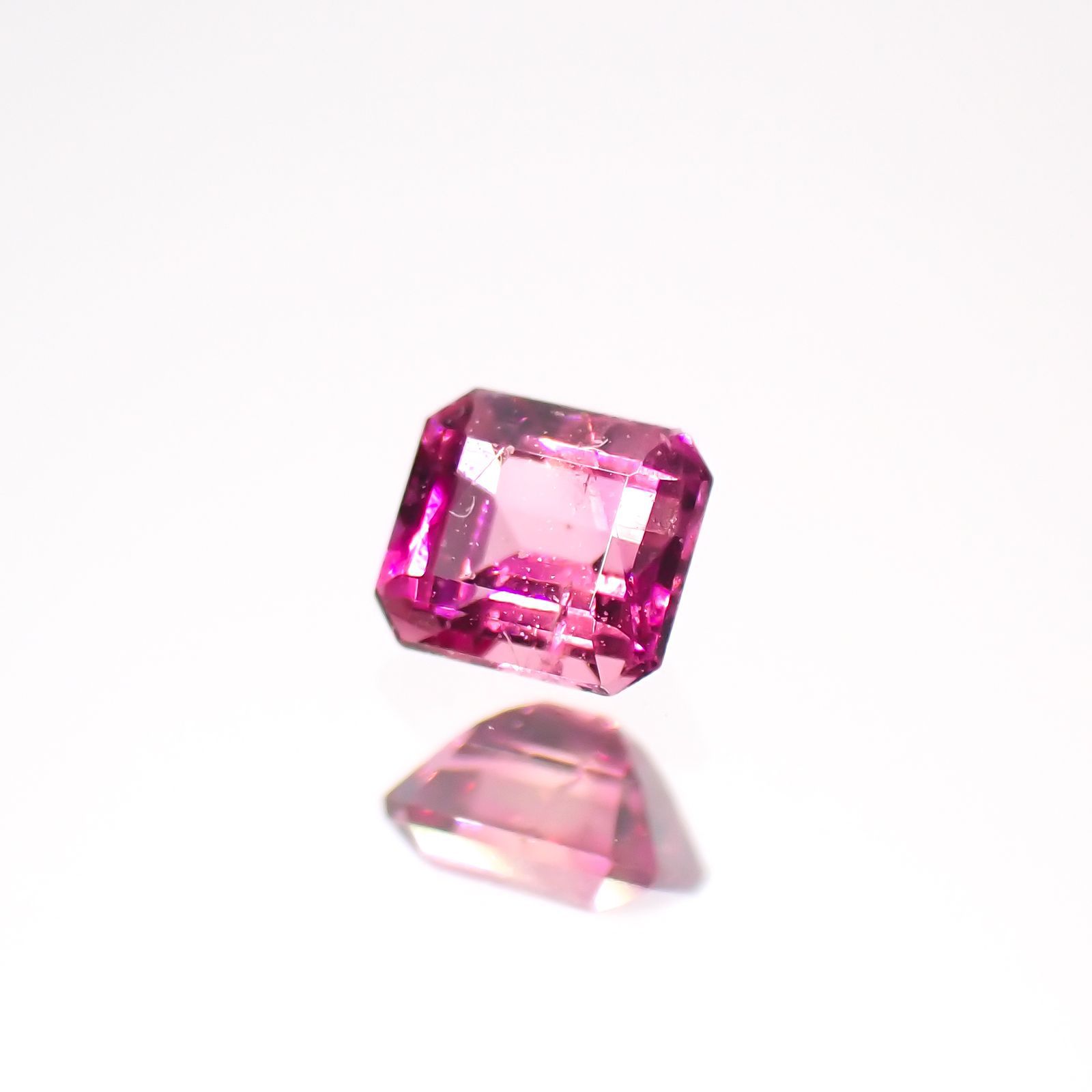 レッドベリル(宝石名レッド・ベリル)アメリカ・ユタ州産 0.12ct 識別済[220515848]3x2.7mm前後