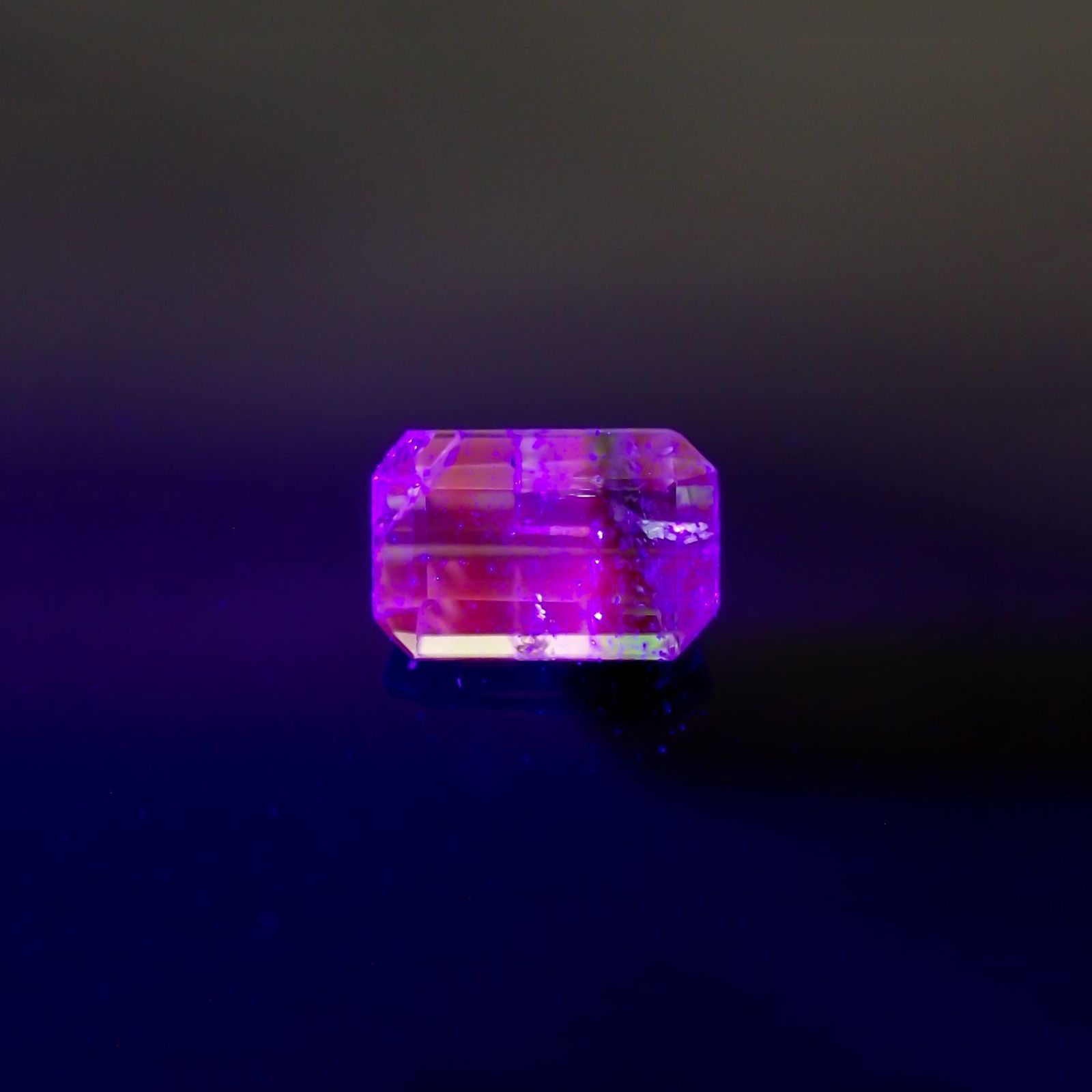 バイカラーツァボライト(宝石名グリーン グロッシュラー・ガーネット)タンザニア産 識別済 1.00ct / 6.6x4.3mm前後 [231124259]