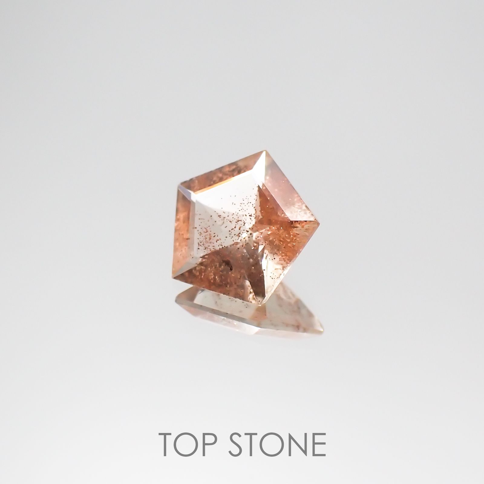 ◇ペンタゴンカット◇オレゴンサンストーンSA(宝石名ラブラドライト) アメリカ・オレゴン州産 0.47ct 識別済[210610972]5.9×6.1mm前後