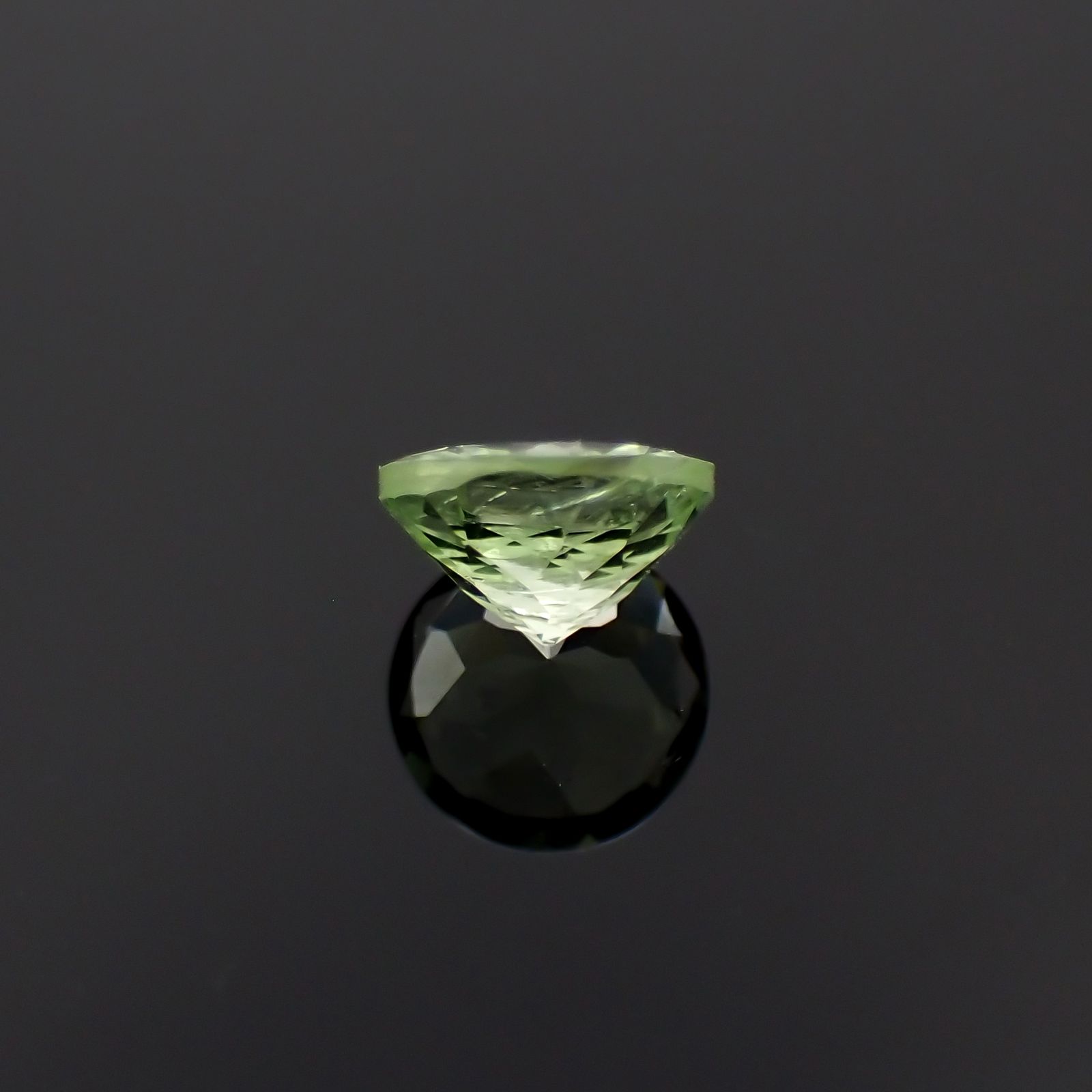 ミントガーネット タンザニア産 0.59ct[231023722]5.2x5.2mm前後