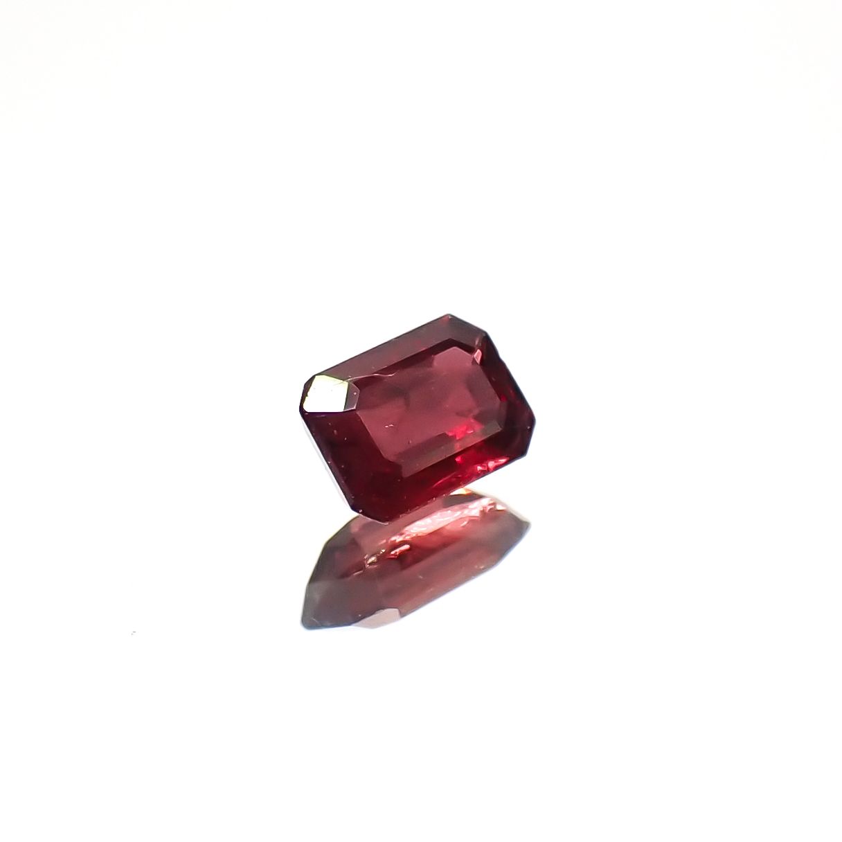 バーガンディーサファイア(宝石名サファイア)タンザニア産 0.24ct 識別済[240226289]3.9x2.7mm前後