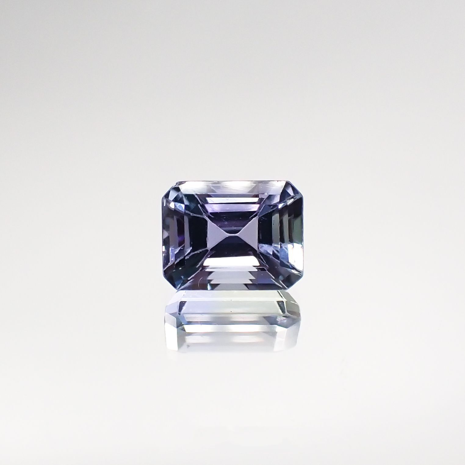 バイカラータンザナイト(宝石名タンザナイト) タンザニア産 2.382ct ソ付(彩珠)[210711640]7.9×6.2mm前後