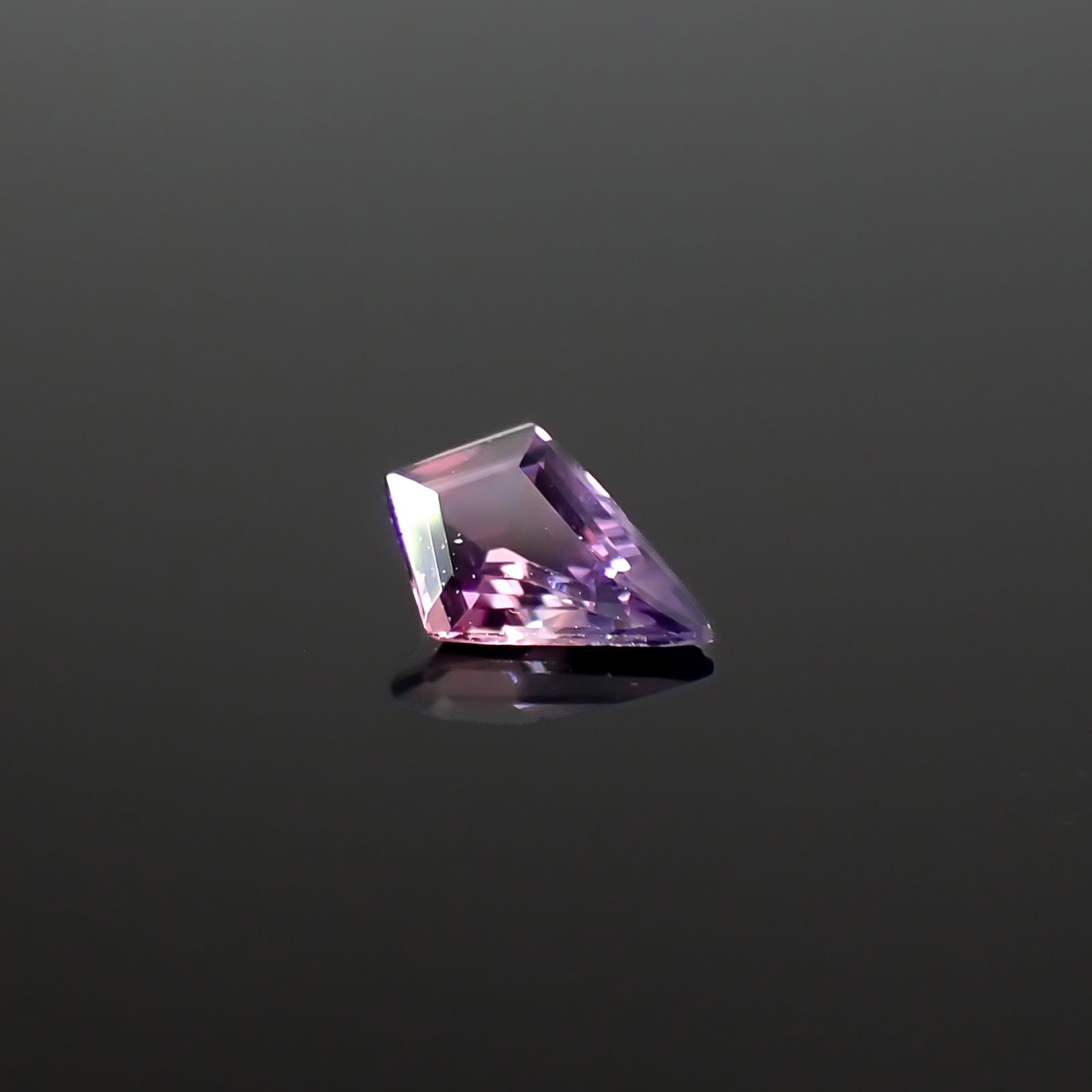 ◇カスタムカット◇ウィンザーサファイア タンザニア・ウィンザー産 0.15ct / 4.8x3.2mm前後 [260532134]