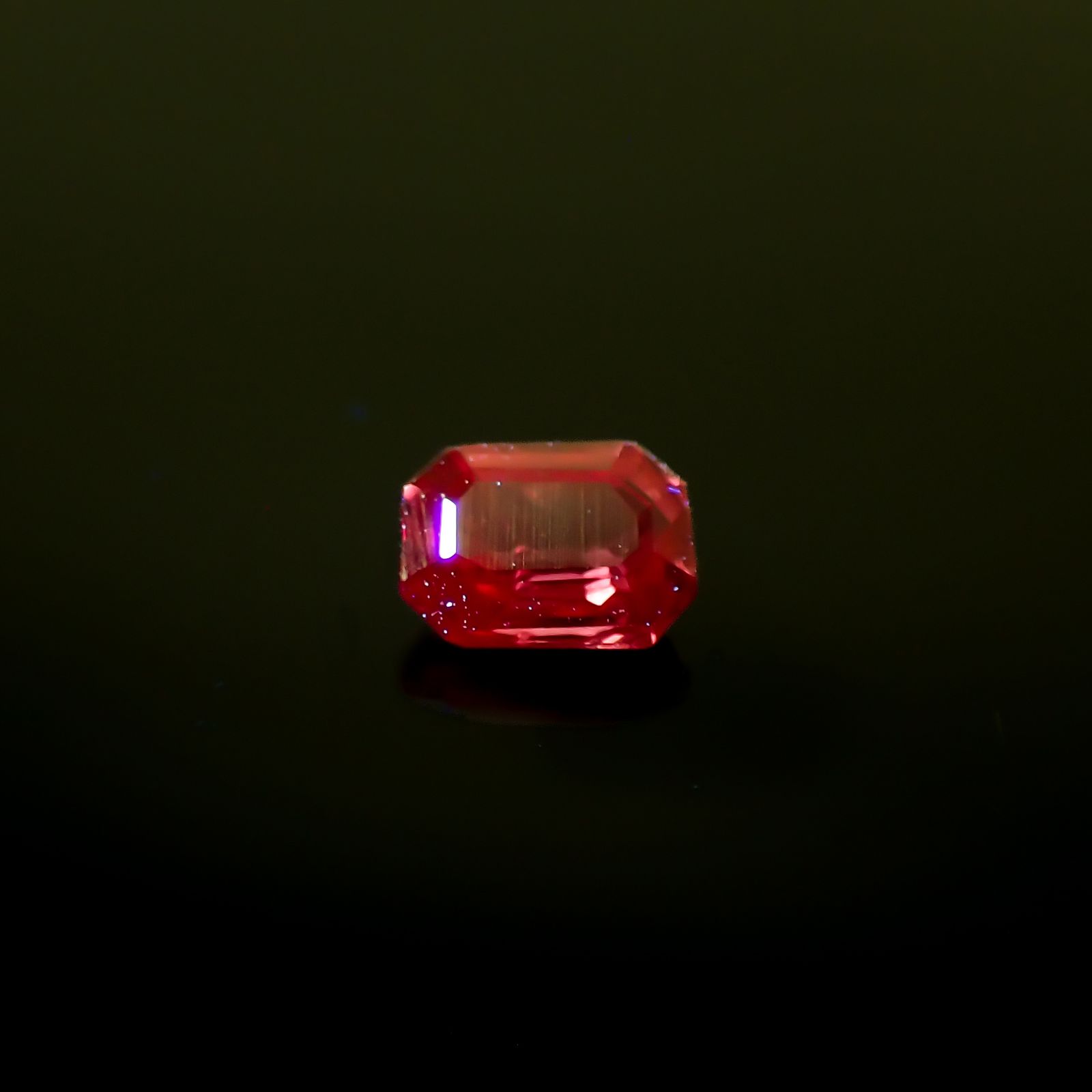 バーガンディーサファイア(宝石名サファイア)タンザニア産 0.24ct 識別済[240226292]3.9x2.7mm前後